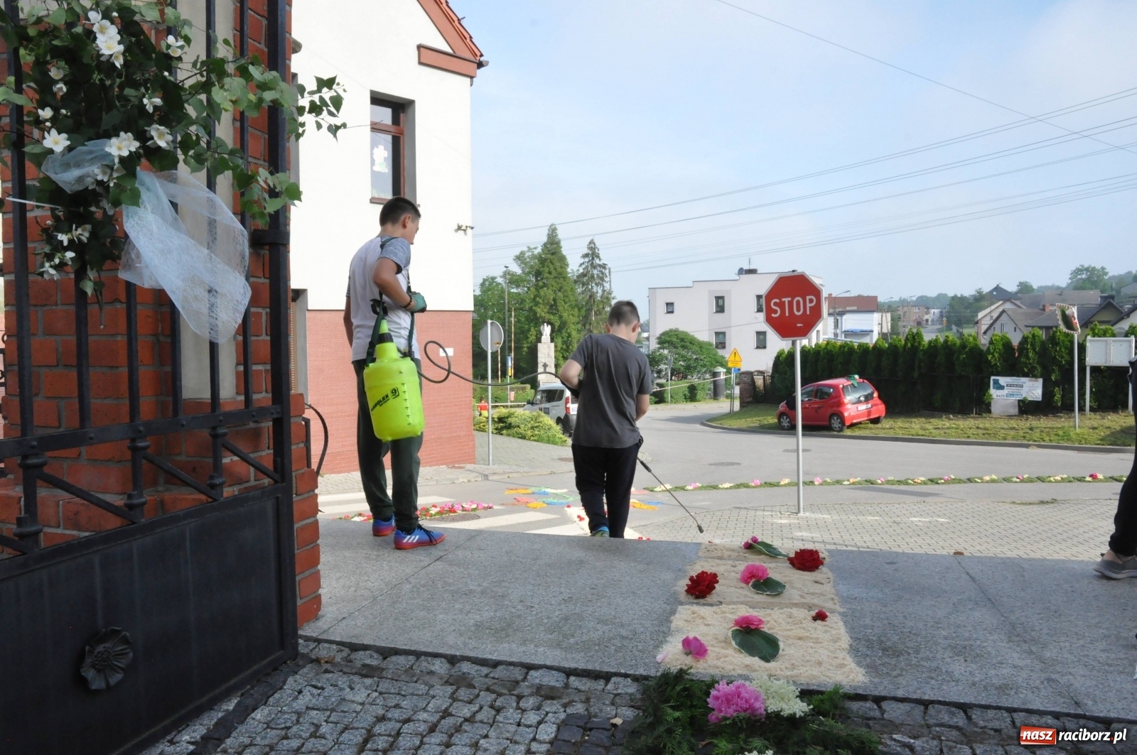 Zdjęcie w galerii na portalu naszraciborz.pl: Brzezie wierne tradycji. Piękne dywany na Boże Ciało [FOTO] wiadomości z regionu