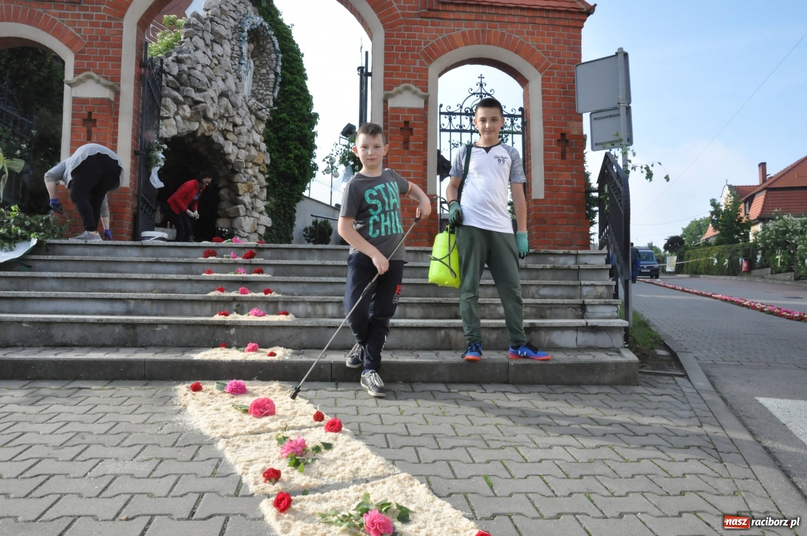 Zdjęcie w galerii na portalu naszraciborz.pl: Brzezie wierne tradycji. Piękne dywany na Boże Ciało [FOTO] wiadomości z regionu