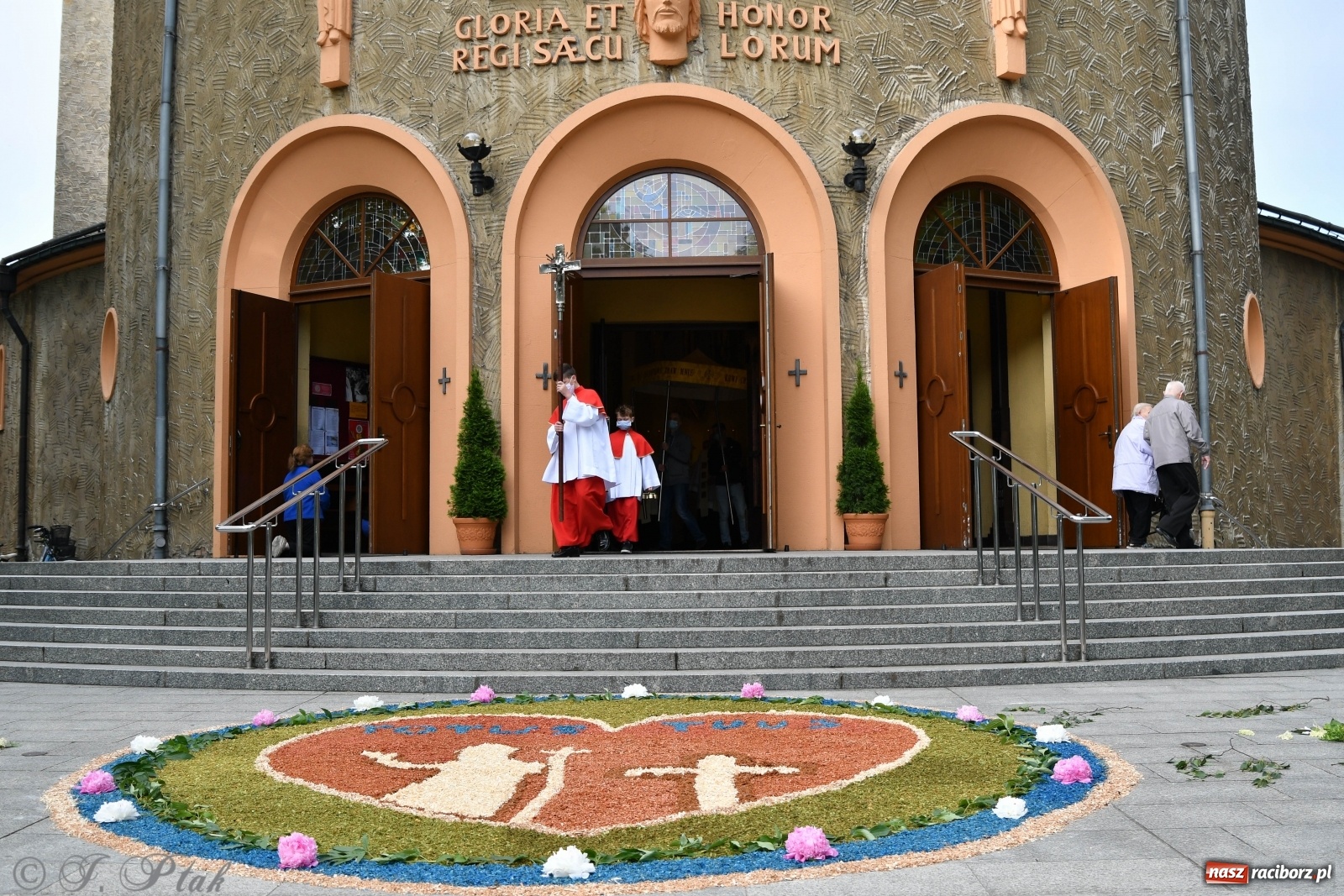 Zdjęcie w galerii na portalu naszraciborz.pl: Tak dziś przeżywano Boże Ciało w parafii Najświętszego Serca Pana Jezusa [FOTO i WIDEO]  wiadomości z regionu
