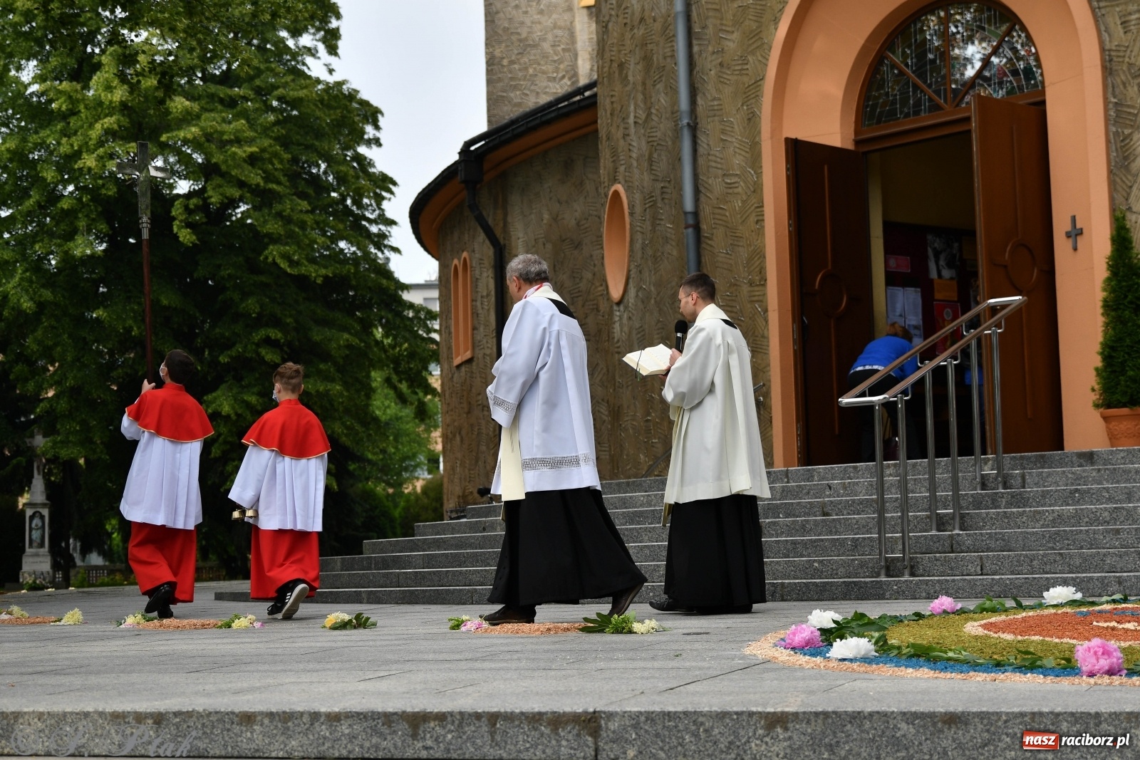 Zdjęcie w galerii na portalu naszraciborz.pl: Tak dziś przeżywano Boże Ciało w parafii Najświętszego Serca Pana Jezusa [FOTO i WIDEO]  wiadomości z regionu