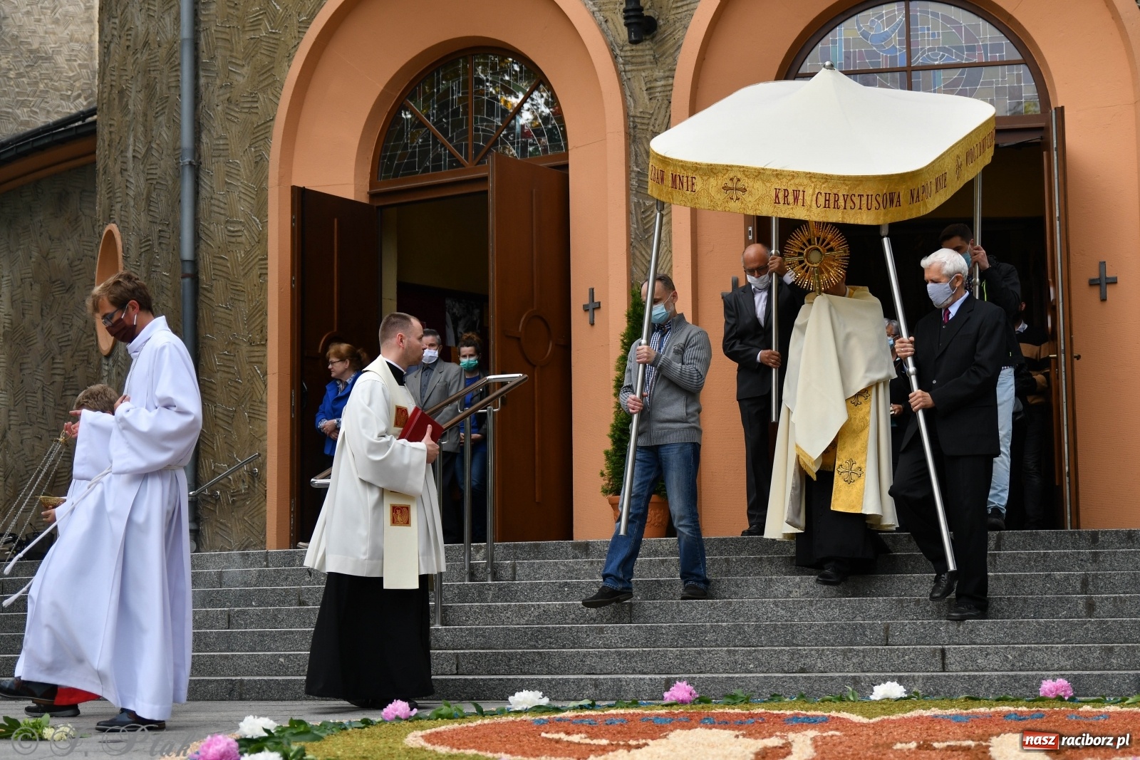 Zdjęcie w galerii na portalu naszraciborz.pl: Tak dziś przeżywano Boże Ciało w parafii Najświętszego Serca Pana Jezusa [FOTO i WIDEO]  wiadomości z regionu