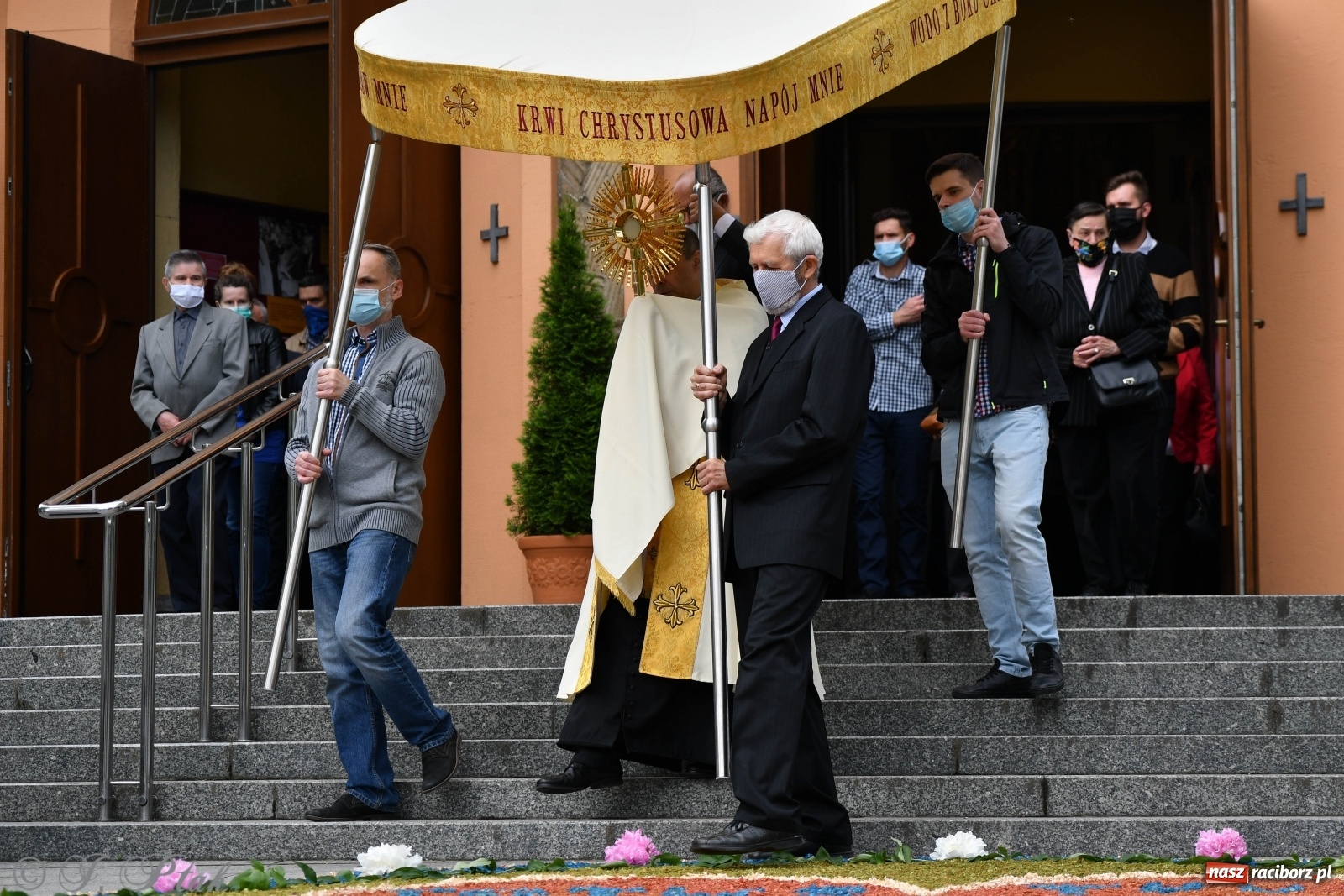 Zdjęcie w galerii na portalu naszraciborz.pl: Tak dziś przeżywano Boże Ciało w parafii Najświętszego Serca Pana Jezusa [FOTO i WIDEO]  wiadomości z regionu