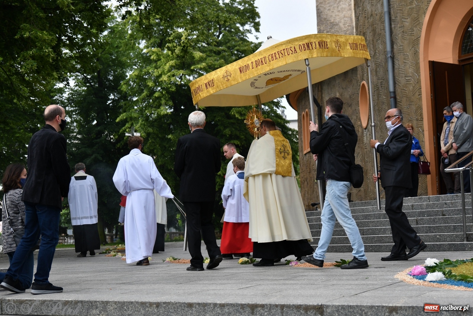 Zdjęcie w galerii na portalu naszraciborz.pl: Tak dziś przeżywano Boże Ciało w parafii Najświętszego Serca Pana Jezusa [FOTO i WIDEO]  wiadomości z regionu