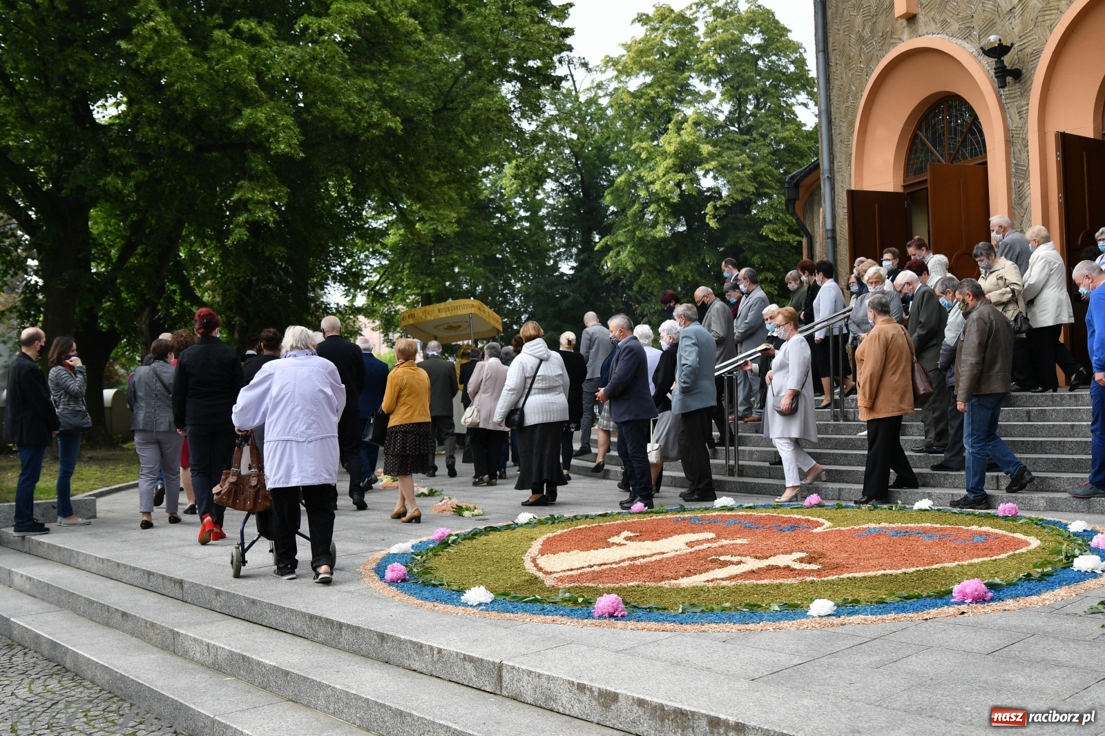 Zdjęcie w galerii na portalu naszraciborz.pl: Tak dziś przeżywano Boże Ciało w parafii Najświętszego Serca Pana Jezusa [FOTO i WIDEO]  wiadomości z regionu
