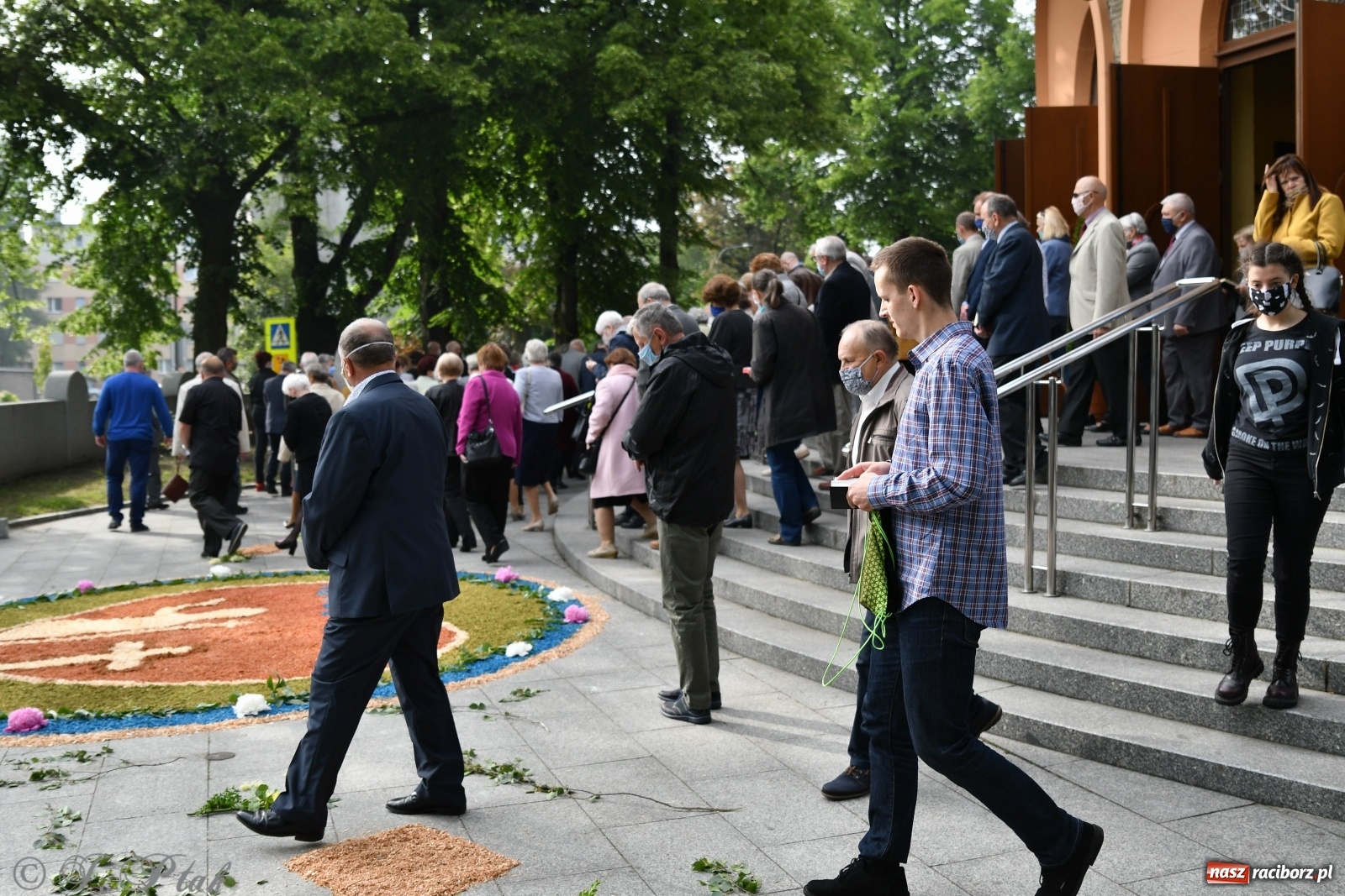 Zdjęcie w galerii na portalu naszraciborz.pl: Tak dziś przeżywano Boże Ciało w parafii Najświętszego Serca Pana Jezusa [FOTO i WIDEO]  wiadomości z regionu