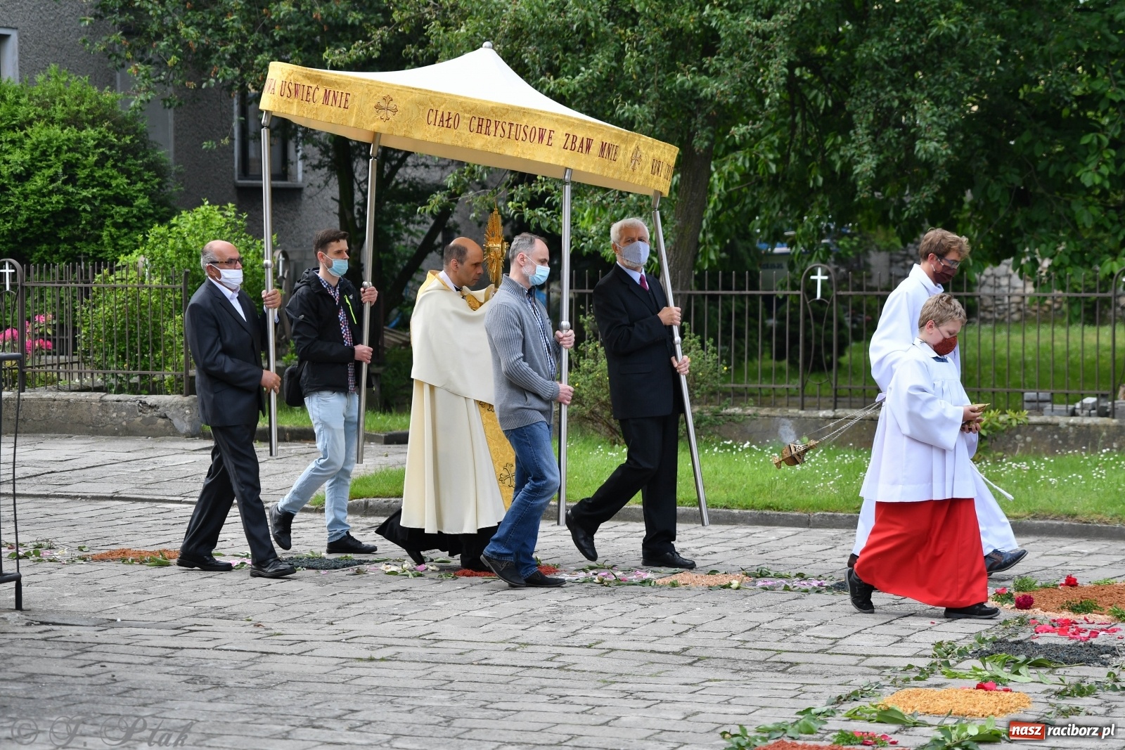 Zdjęcie w galerii na portalu naszraciborz.pl: Tak dziś przeżywano Boże Ciało w parafii Najświętszego Serca Pana Jezusa [FOTO i WIDEO]  wiadomości z regionu
