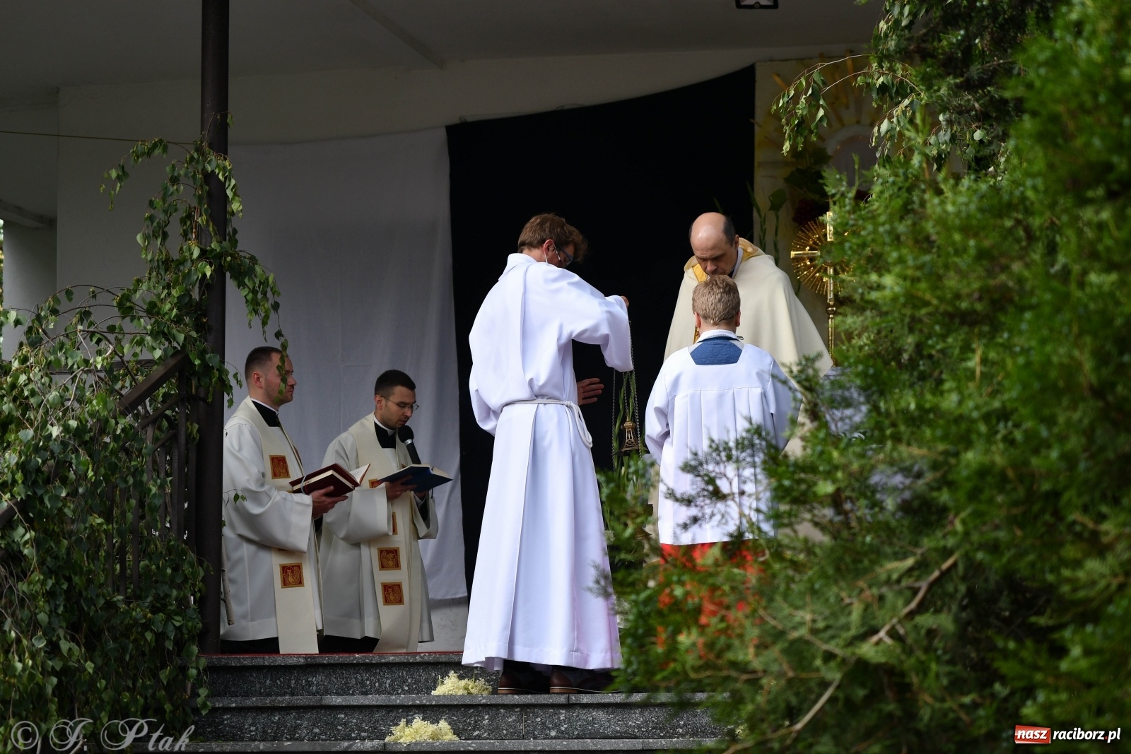 Zdjęcie w galerii na portalu naszraciborz.pl: Tak dziś przeżywano Boże Ciało w parafii Najświętszego Serca Pana Jezusa [FOTO i WIDEO]  wiadomości z regionu