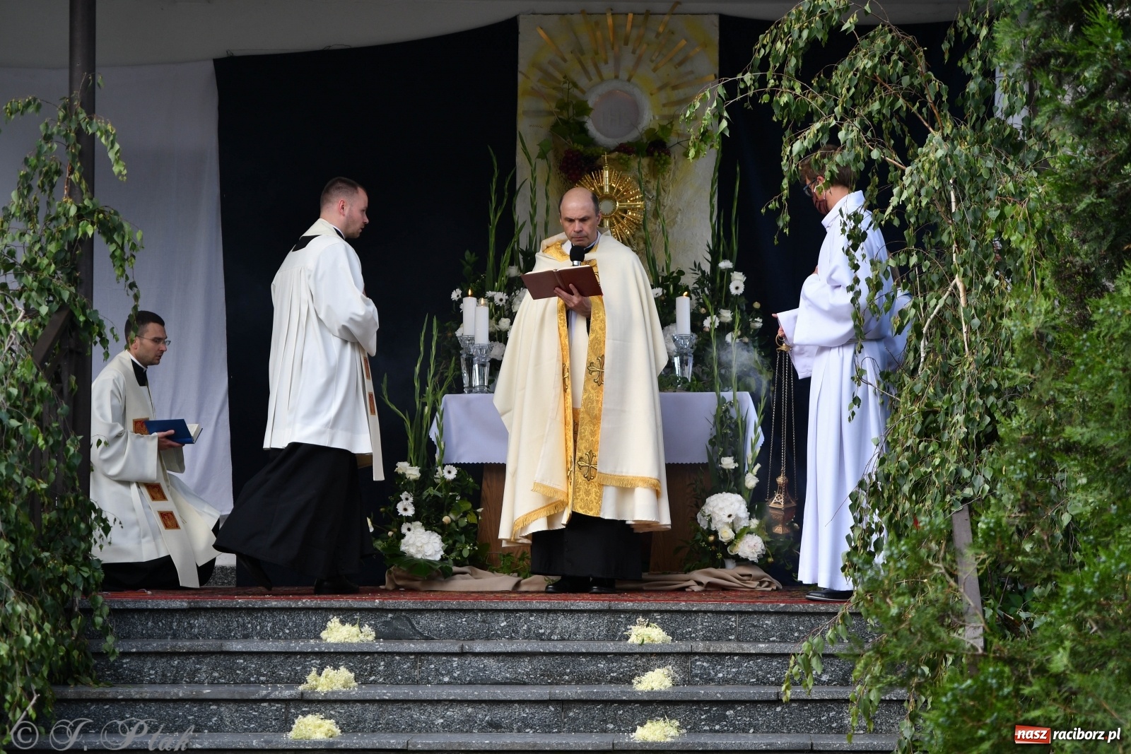 Zdjęcie w galerii na portalu naszraciborz.pl: Tak dziś przeżywano Boże Ciało w parafii Najświętszego Serca Pana Jezusa [FOTO i WIDEO]  wiadomości z regionu