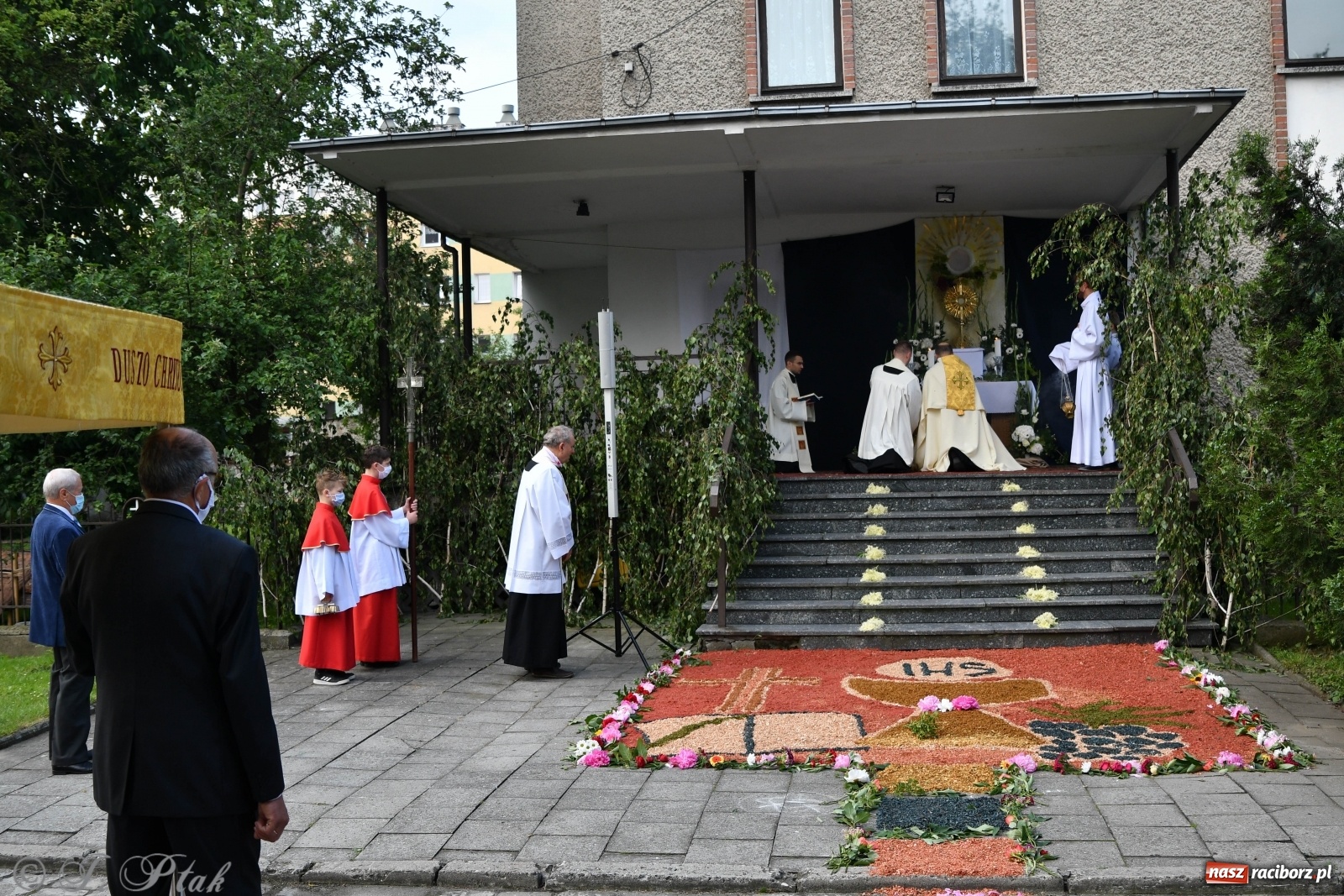 Zdjęcie w galerii na portalu naszraciborz.pl: Tak dziś przeżywano Boże Ciało w parafii Najświętszego Serca Pana Jezusa [FOTO i WIDEO]  wiadomości z regionu