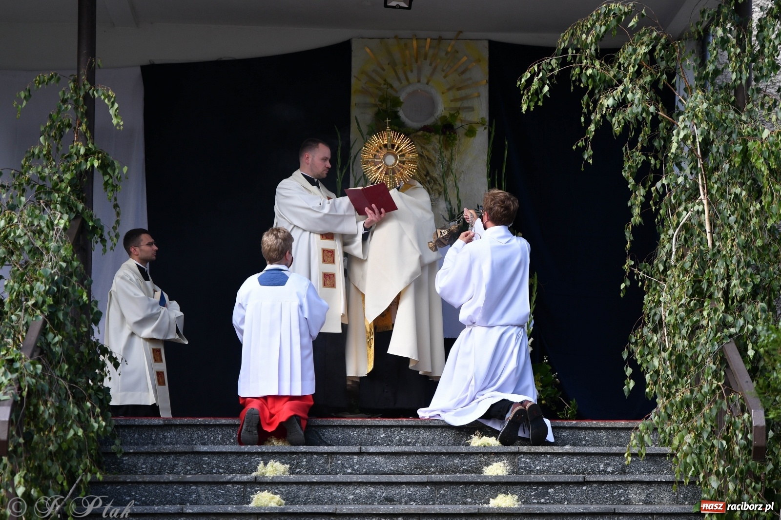 Zdjęcie w galerii na portalu naszraciborz.pl: Tak dziś przeżywano Boże Ciało w parafii Najświętszego Serca Pana Jezusa [FOTO i WIDEO]  wiadomości z regionu