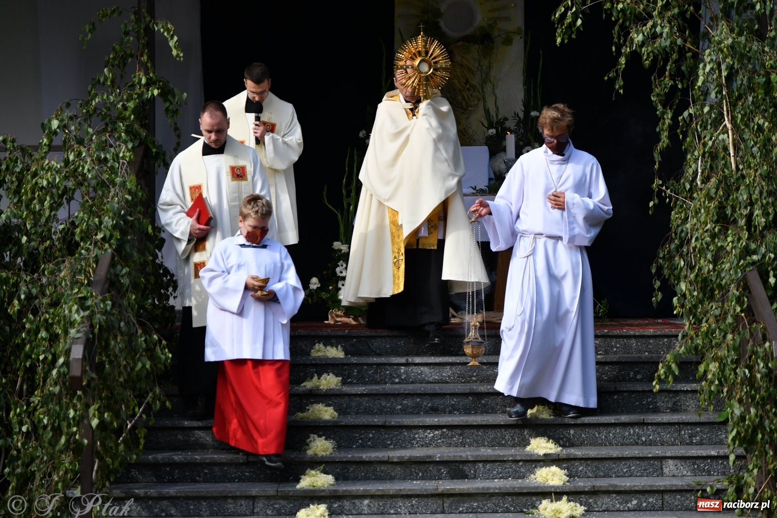 Zdjęcie w galerii na portalu naszraciborz.pl: Tak dziś przeżywano Boże Ciało w parafii Najświętszego Serca Pana Jezusa [FOTO i WIDEO]  wiadomości z regionu