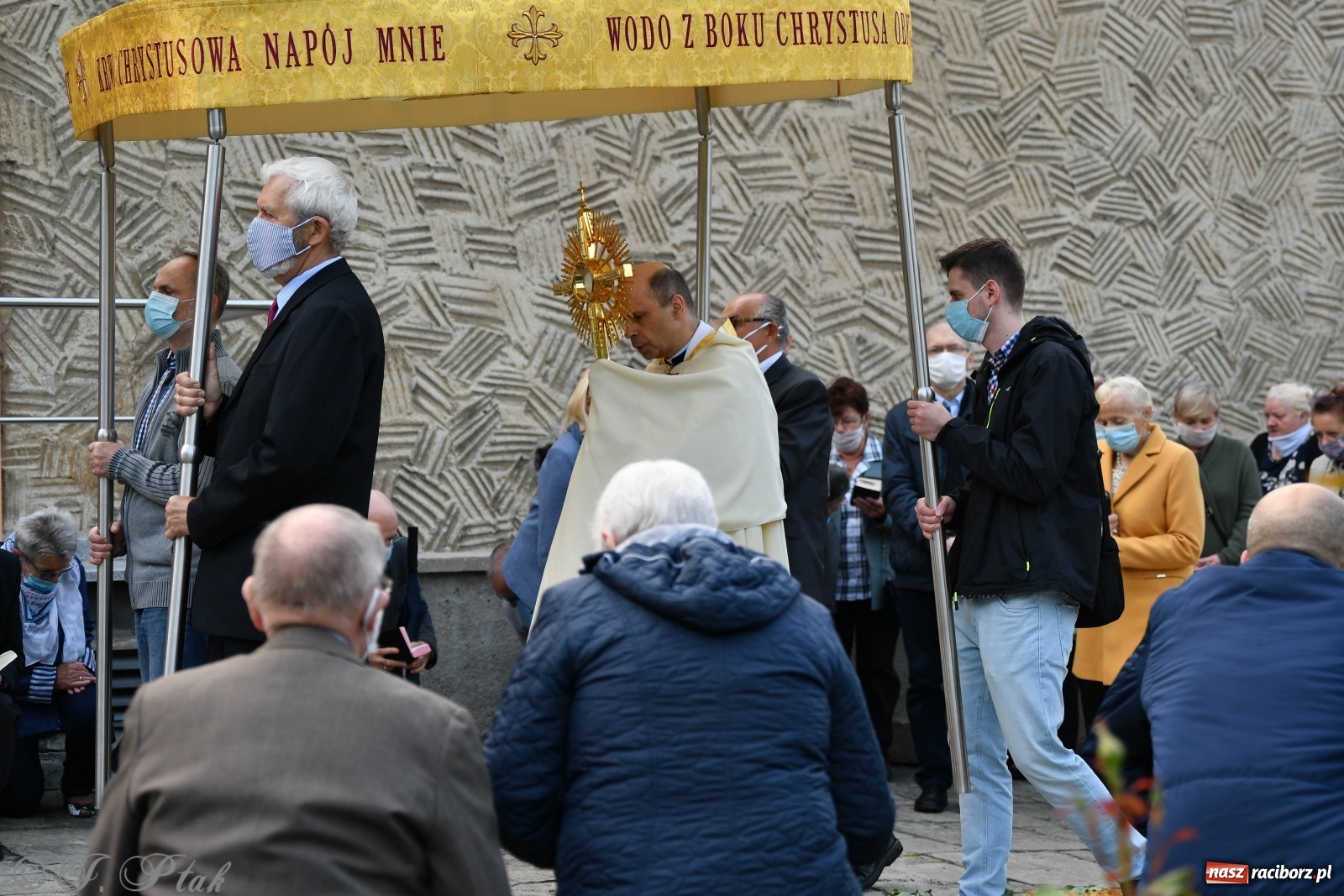 Zdjęcie w galerii na portalu naszraciborz.pl: Tak dziś przeżywano Boże Ciało w parafii Najświętszego Serca Pana Jezusa [FOTO i WIDEO]  wiadomości z regionu