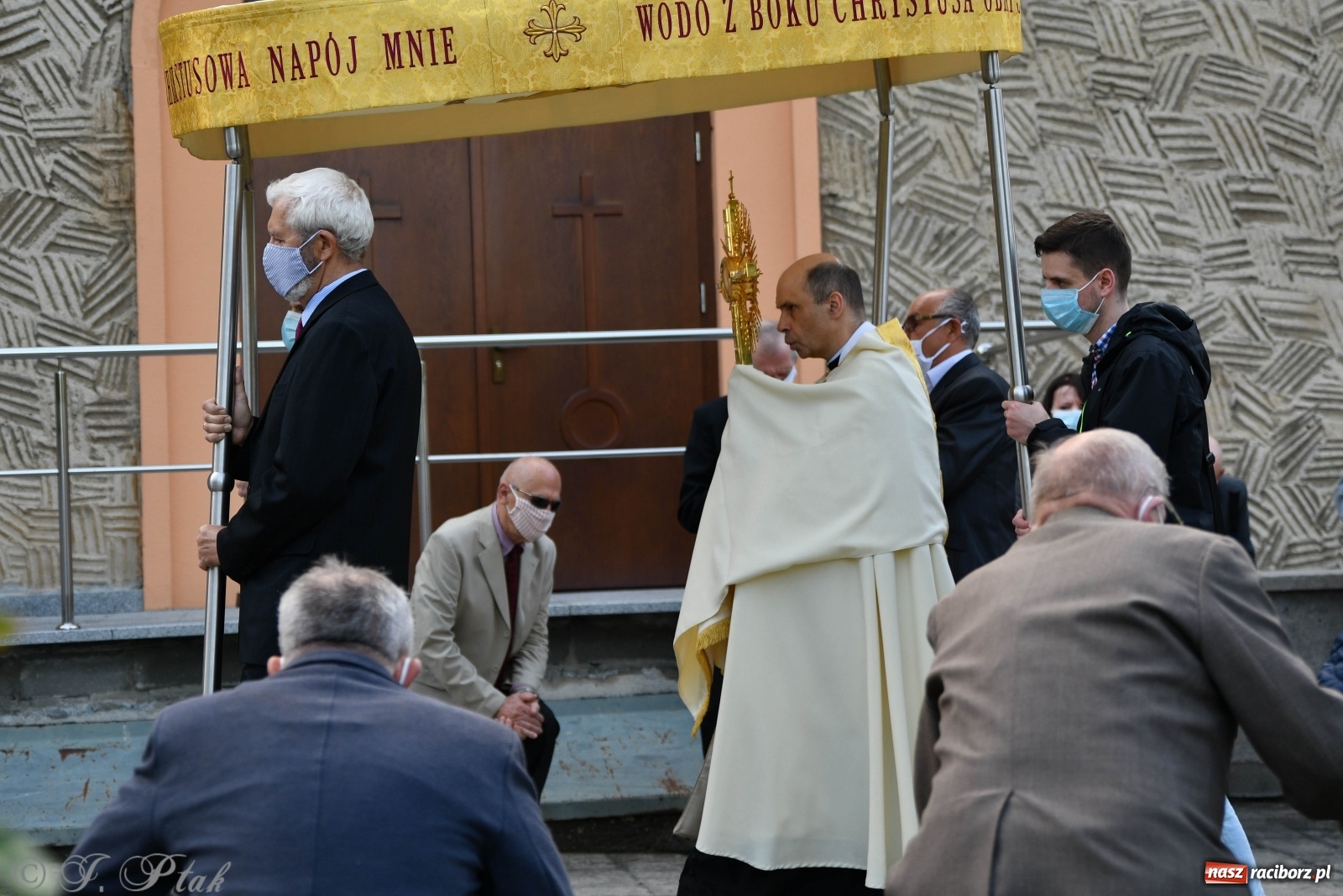 Zdjęcie w galerii na portalu naszraciborz.pl: Tak dziś przeżywano Boże Ciało w parafii Najświętszego Serca Pana Jezusa [FOTO i WIDEO]  wiadomości z regionu