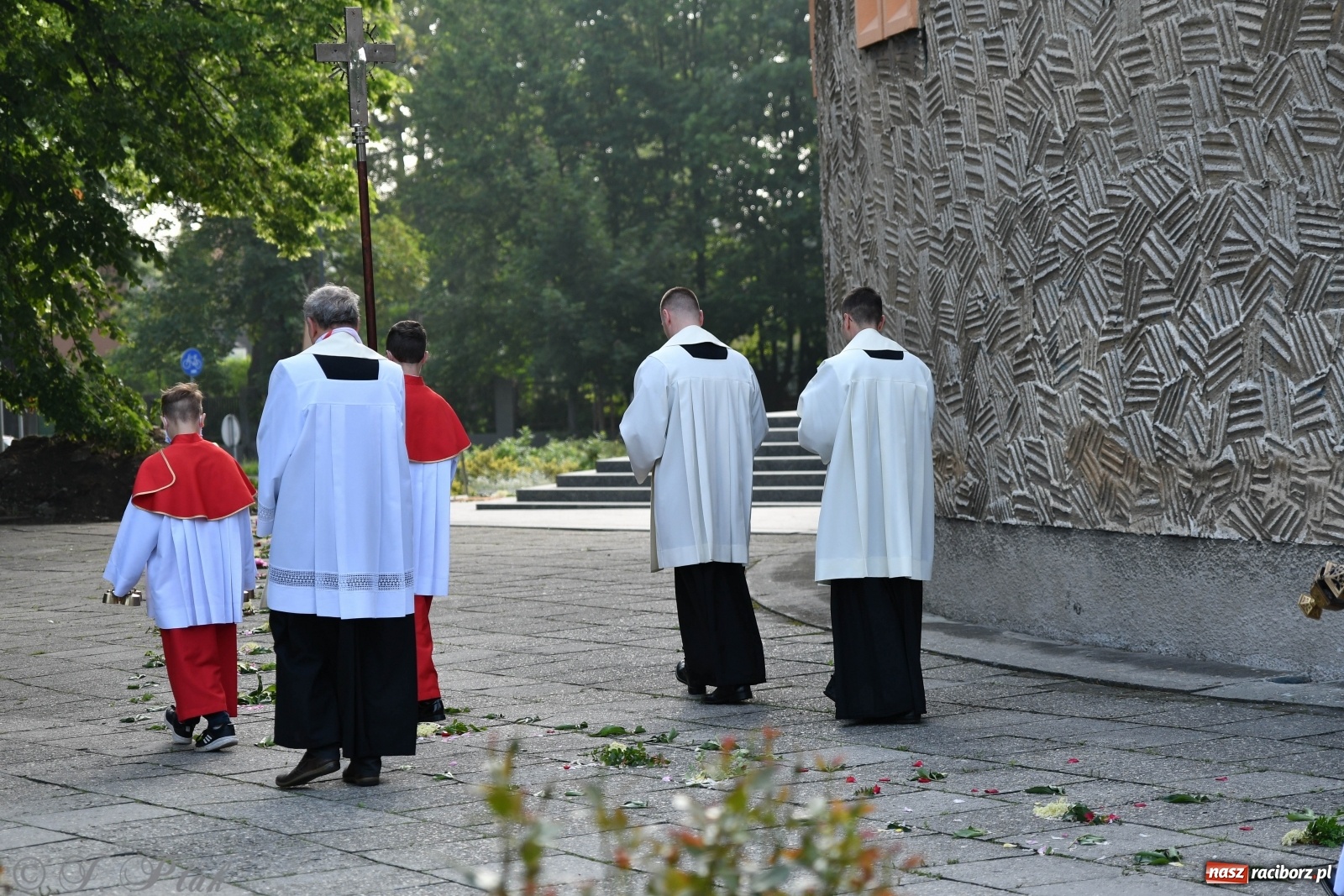 Zdjęcie w galerii na portalu naszraciborz.pl: Tak dziś przeżywano Boże Ciało w parafii Najświętszego Serca Pana Jezusa [FOTO i WIDEO]  wiadomości z regionu