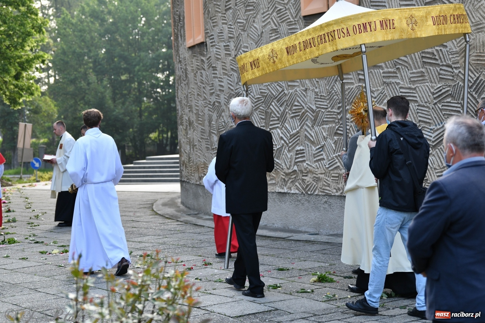 Zdjęcie w galerii na portalu naszraciborz.pl: Tak dziś przeżywano Boże Ciało w parafii Najświętszego Serca Pana Jezusa [FOTO i WIDEO]  wiadomości z regionu