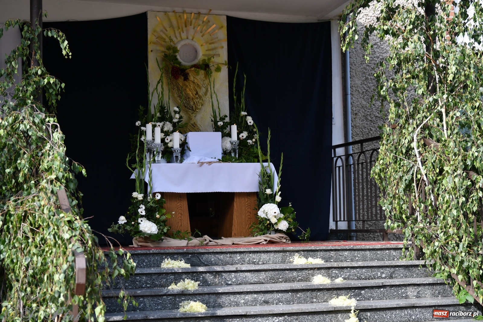 Zdjęcie w galerii na portalu naszraciborz.pl: Tak dziś przeżywano Boże Ciało w parafii Najświętszego Serca Pana Jezusa [FOTO i WIDEO]  wiadomości z regionu
