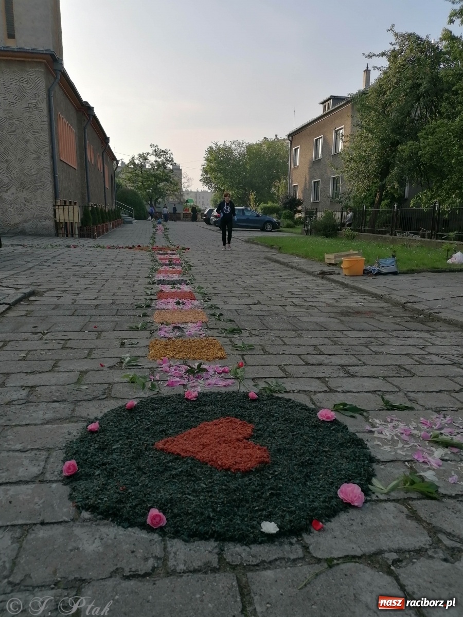 Zdjęcie w galerii na portalu naszraciborz.pl: Tak dziś przeżywano Boże Ciało w parafii Najświętszego Serca Pana Jezusa [FOTO i WIDEO]  wiadomości z regionu