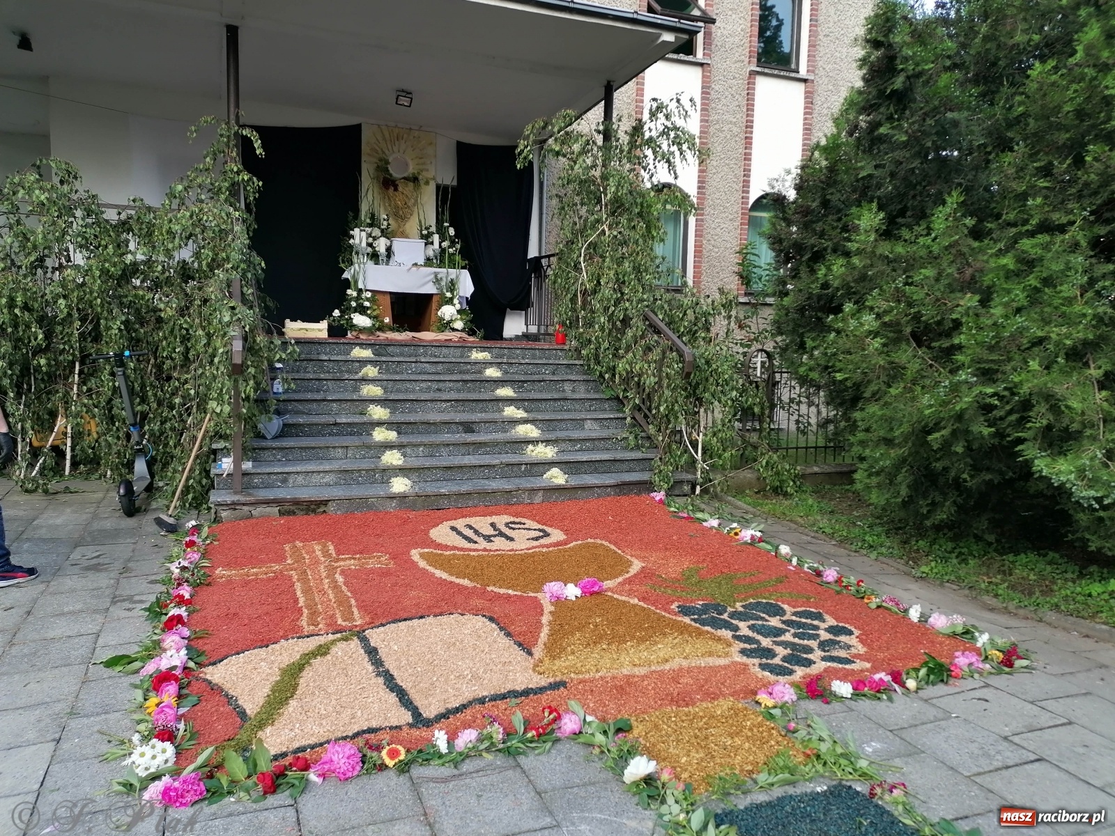 Zdjęcie w galerii na portalu naszraciborz.pl: Tak dziś przeżywano Boże Ciało w parafii Najświętszego Serca Pana Jezusa [FOTO i WIDEO]  wiadomości z regionu