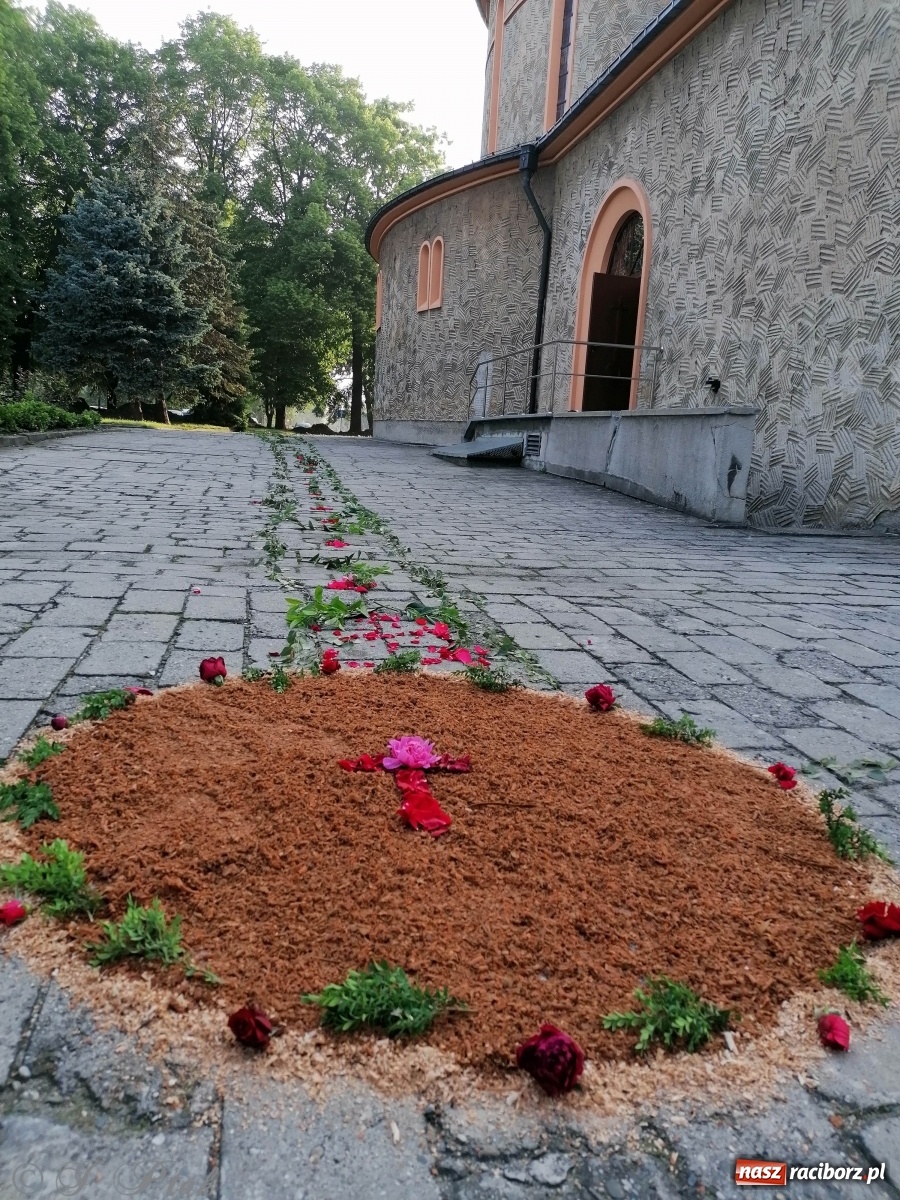 Zdjęcie w galerii na portalu naszraciborz.pl: Tak dziś przeżywano Boże Ciało w parafii Najświętszego Serca Pana Jezusa [FOTO i WIDEO]  wiadomości z regionu
