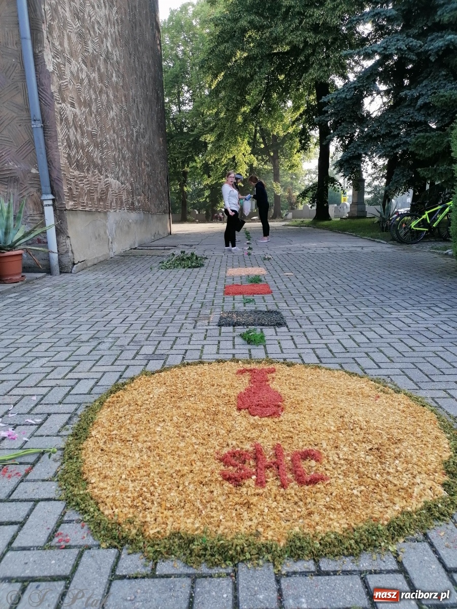 Zdjęcie w galerii na portalu naszraciborz.pl: Tak dziś przeżywano Boże Ciało w parafii Najświętszego Serca Pana Jezusa [FOTO i WIDEO]  wiadomości z regionu