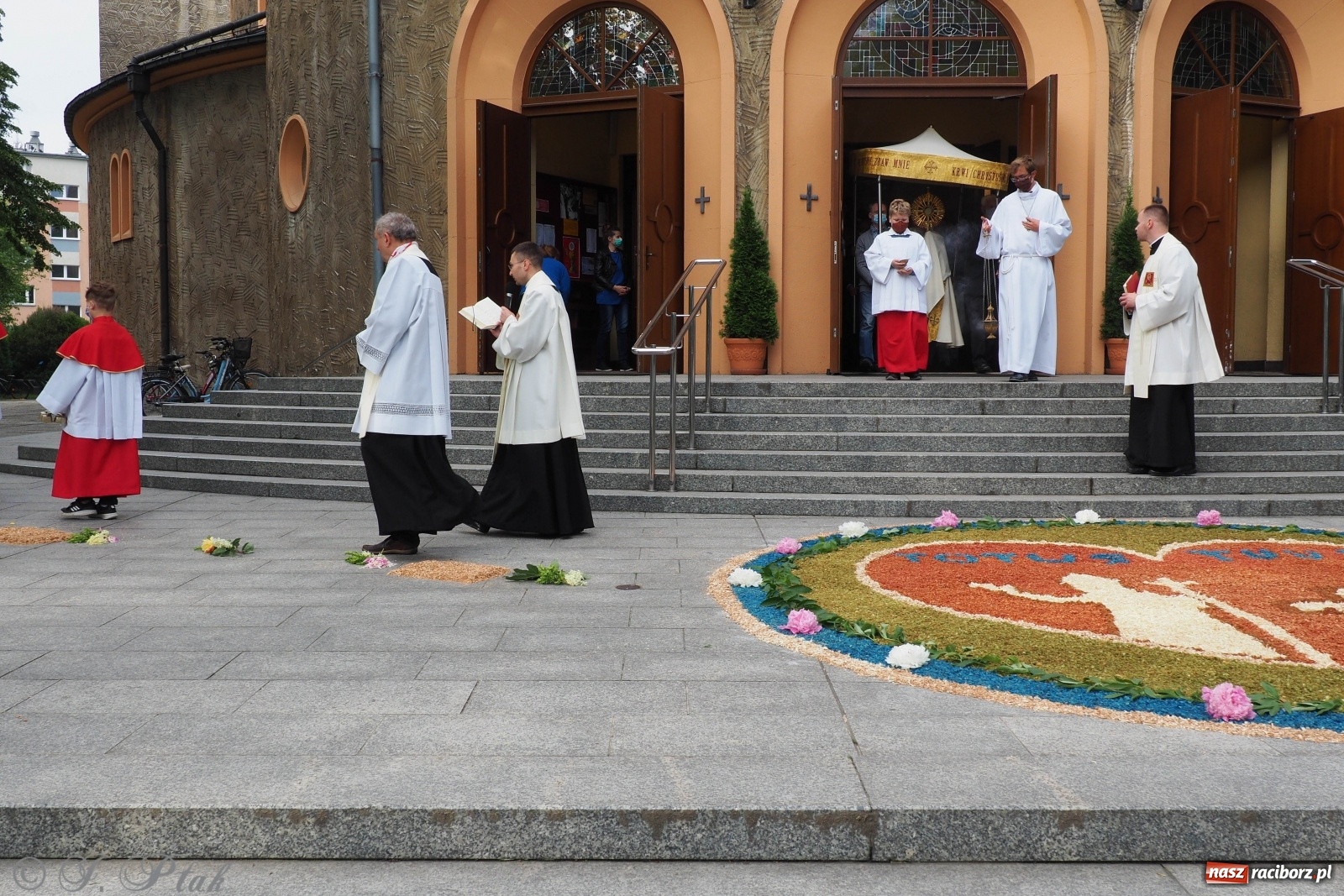 Zdjęcie w galerii na portalu naszraciborz.pl: Tak dziś przeżywano Boże Ciało w parafii Najświętszego Serca Pana Jezusa [FOTO i WIDEO]  wiadomości z regionu