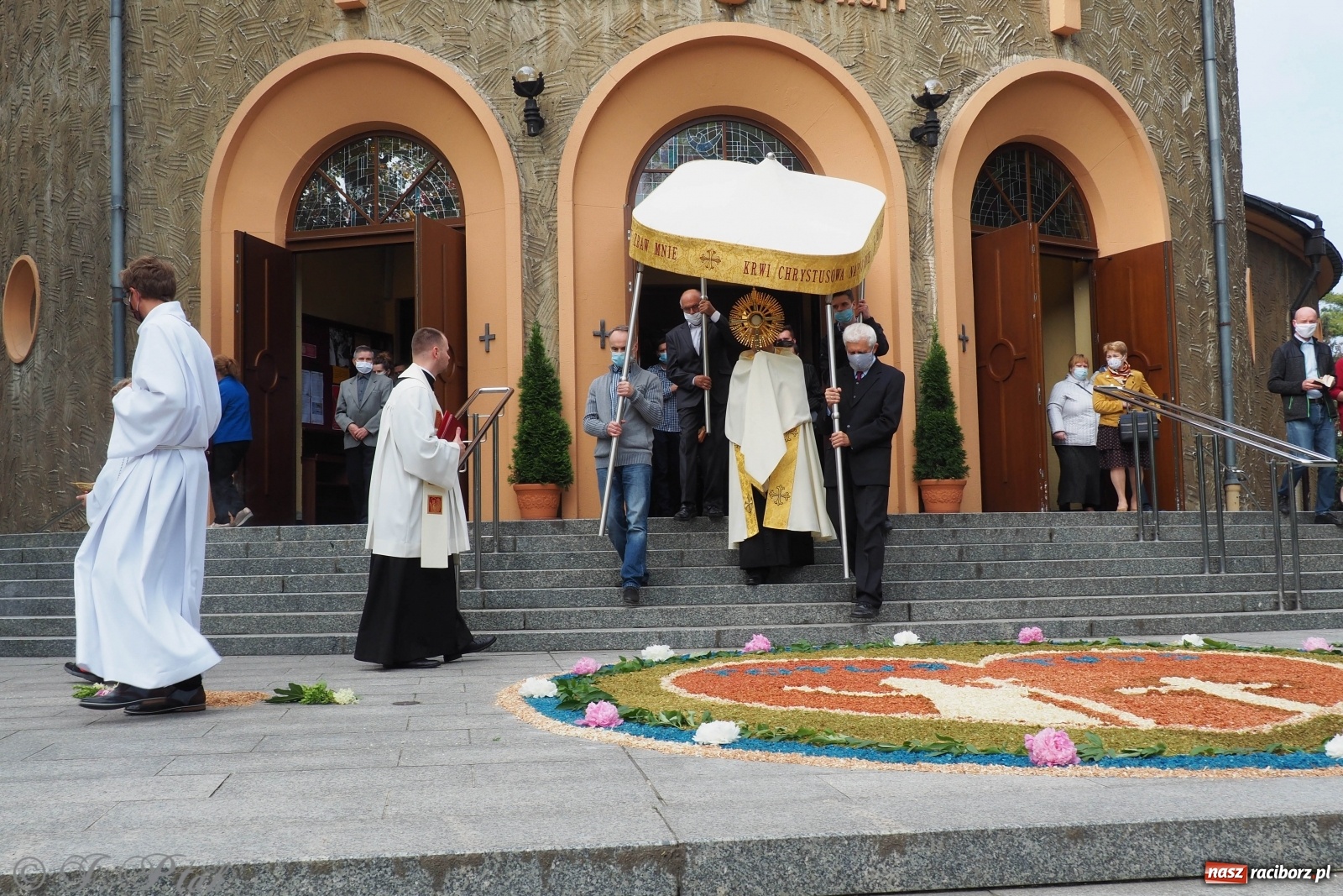 Zdjęcie w galerii na portalu naszraciborz.pl: Tak dziś przeżywano Boże Ciało w parafii Najświętszego Serca Pana Jezusa [FOTO i WIDEO]  wiadomości z regionu