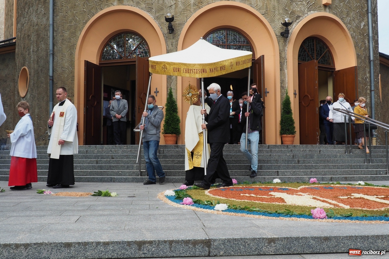 Zdjęcie w galerii na portalu naszraciborz.pl: Tak dziś przeżywano Boże Ciało w parafii Najświętszego Serca Pana Jezusa [FOTO i WIDEO]  wiadomości z regionu
