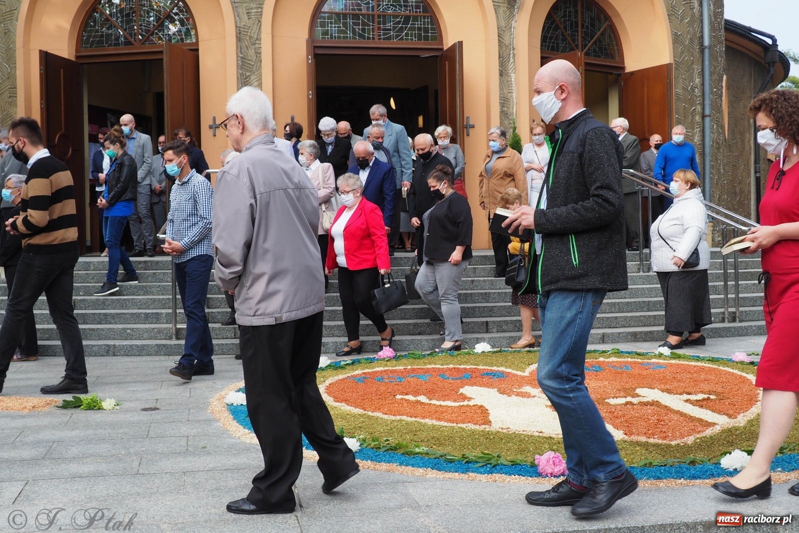 Zdjęcie w galerii na portalu naszraciborz.pl: Tak dziś przeżywano Boże Ciało w parafii Najświętszego Serca Pana Jezusa [FOTO i WIDEO]  wiadomości z regionu