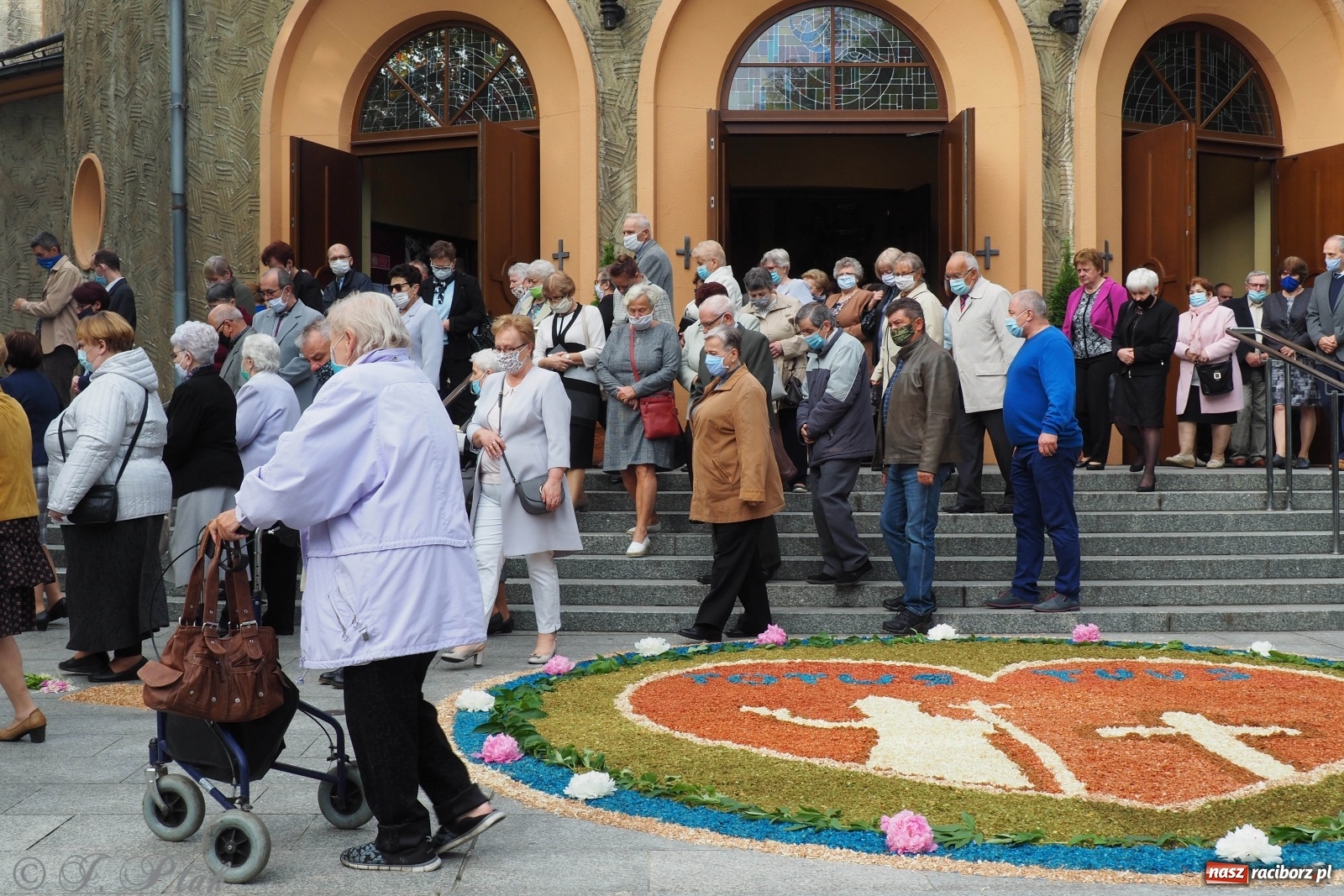 Zdjęcie w galerii na portalu naszraciborz.pl: Tak dziś przeżywano Boże Ciało w parafii Najświętszego Serca Pana Jezusa [FOTO i WIDEO]  wiadomości z regionu