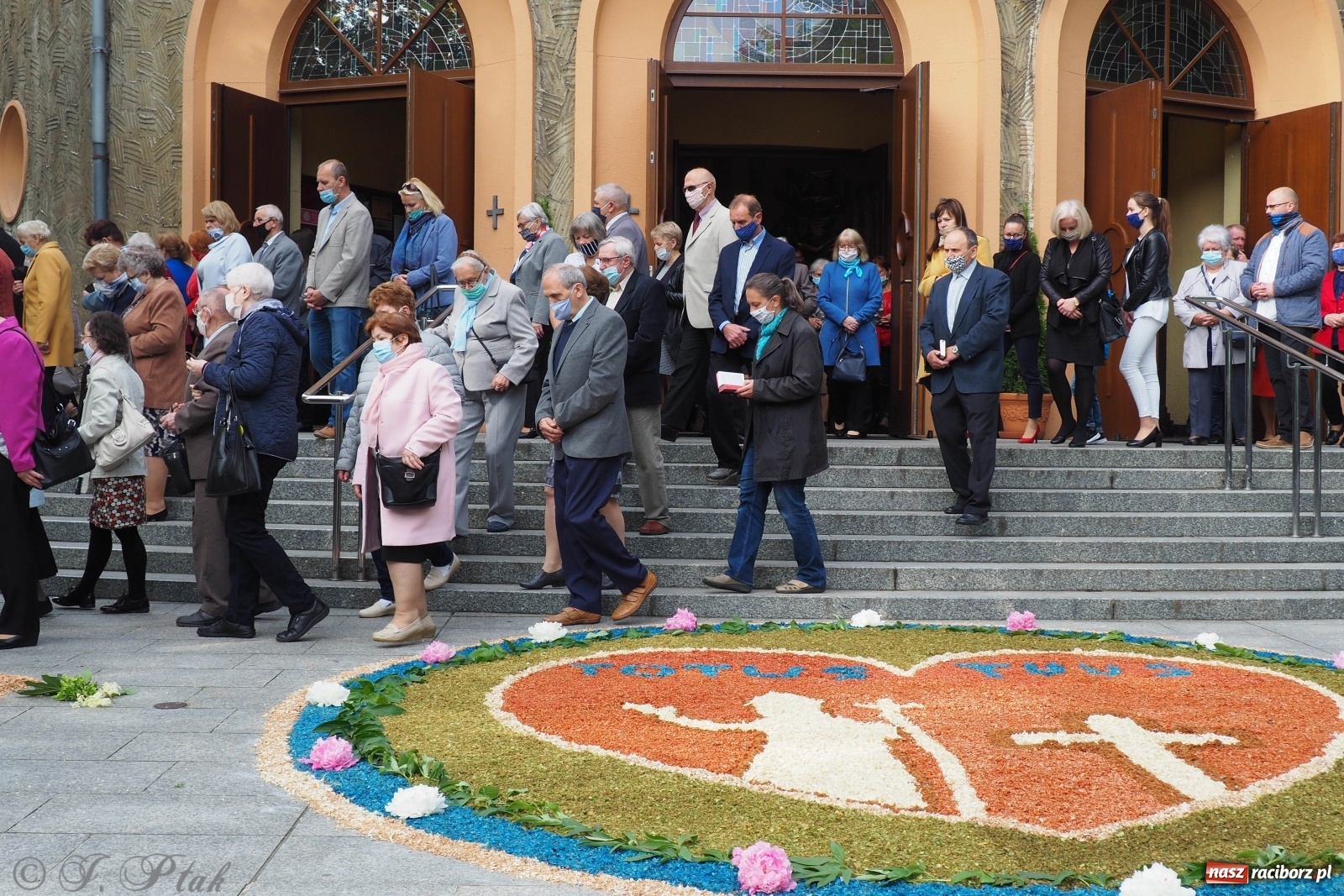 Zdjęcie w galerii na portalu naszraciborz.pl: Tak dziś przeżywano Boże Ciało w parafii Najświętszego Serca Pana Jezusa [FOTO i WIDEO]  wiadomości z regionu