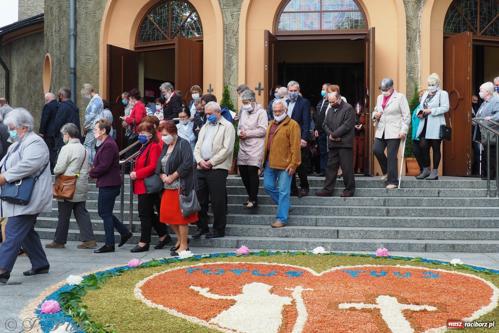 Zdjęcie w galerii na portalu naszraciborz.pl: Tak dziś przeżywano Boże Ciało w parafii Najświętszego Serca Pana Jezusa [FOTO i WIDEO]  wiadomości z regionu