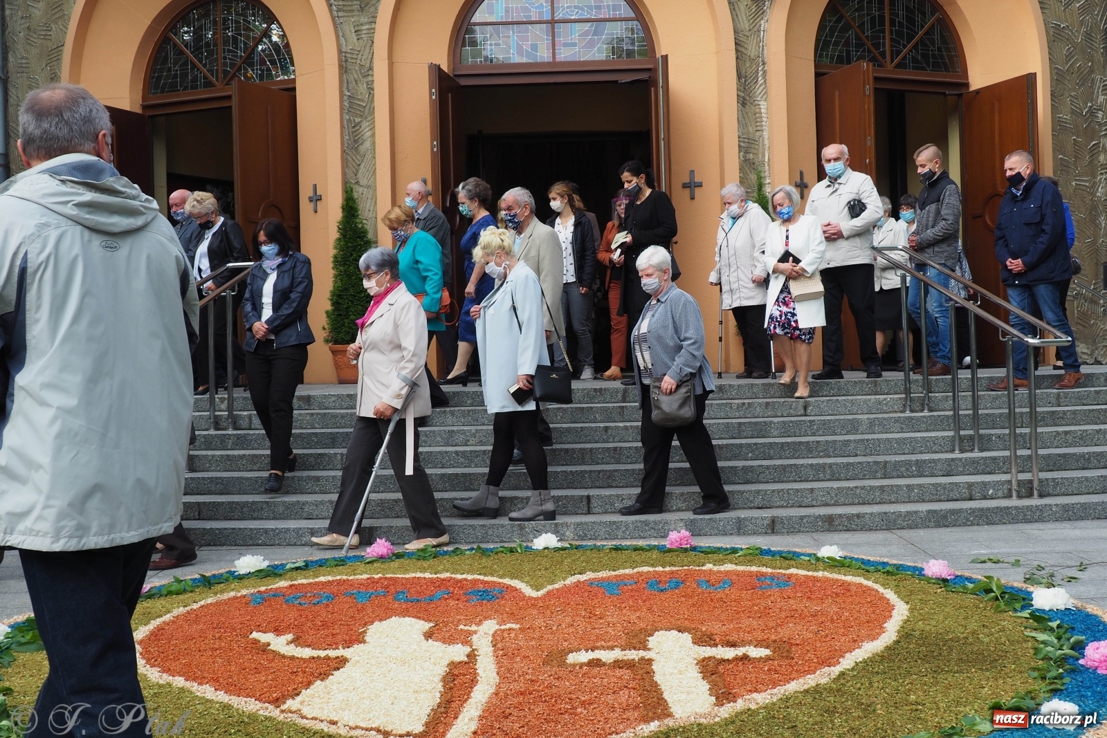 Zdjęcie w galerii na portalu naszraciborz.pl: Tak dziś przeżywano Boże Ciało w parafii Najświętszego Serca Pana Jezusa [FOTO i WIDEO]  wiadomości z regionu