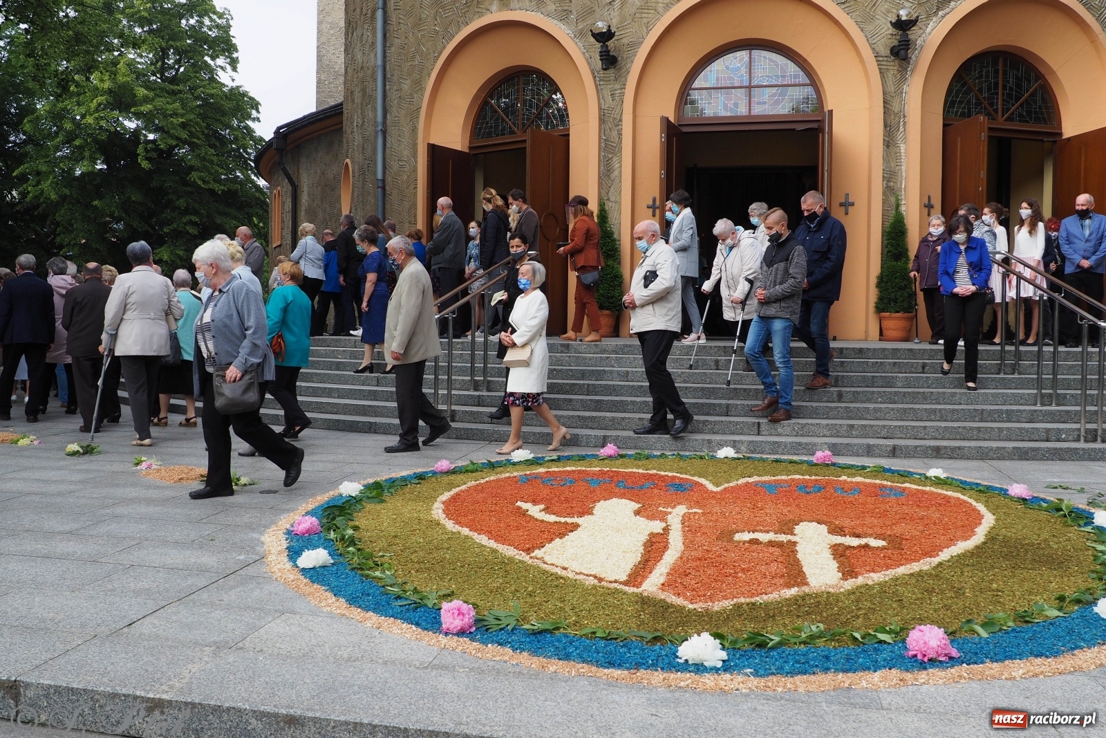 Zdjęcie w galerii na portalu naszraciborz.pl: Tak dziś przeżywano Boże Ciało w parafii Najświętszego Serca Pana Jezusa [FOTO i WIDEO]  wiadomości z regionu