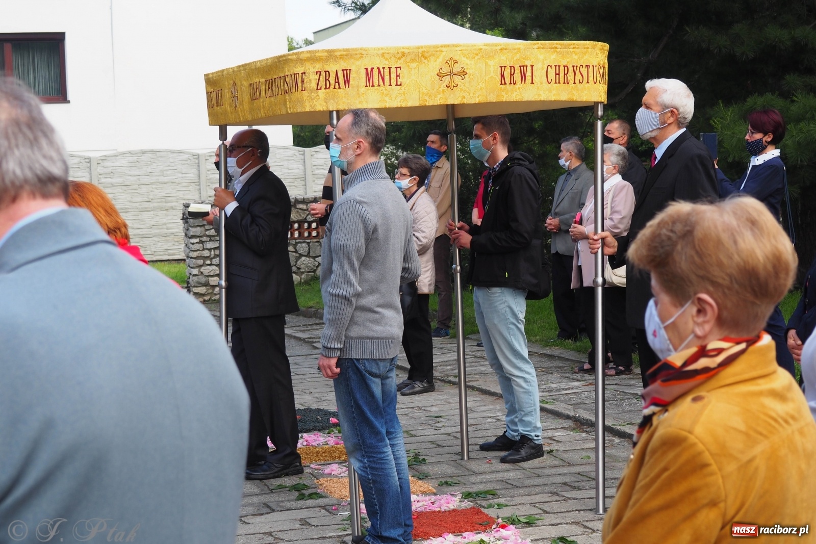 Zdjęcie w galerii na portalu naszraciborz.pl: Tak dziś przeżywano Boże Ciało w parafii Najświętszego Serca Pana Jezusa [FOTO i WIDEO]  wiadomości z regionu