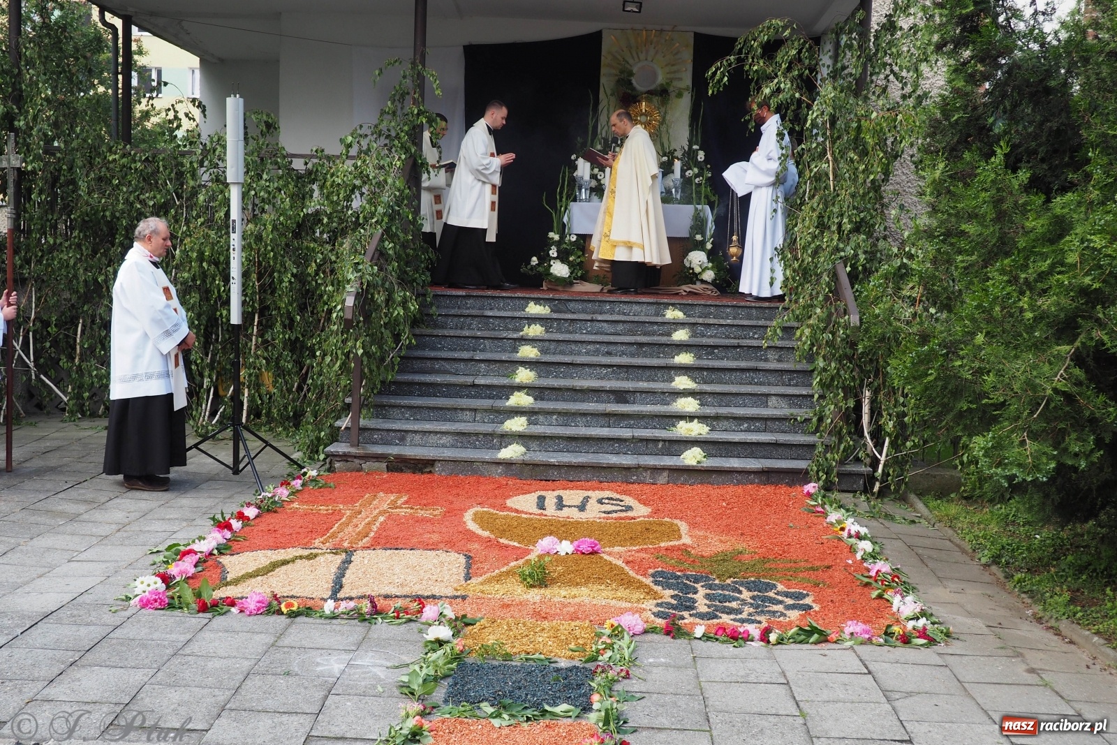 Zdjęcie w galerii na portalu naszraciborz.pl: Tak dziś przeżywano Boże Ciało w parafii Najświętszego Serca Pana Jezusa [FOTO i WIDEO]  wiadomości z regionu
