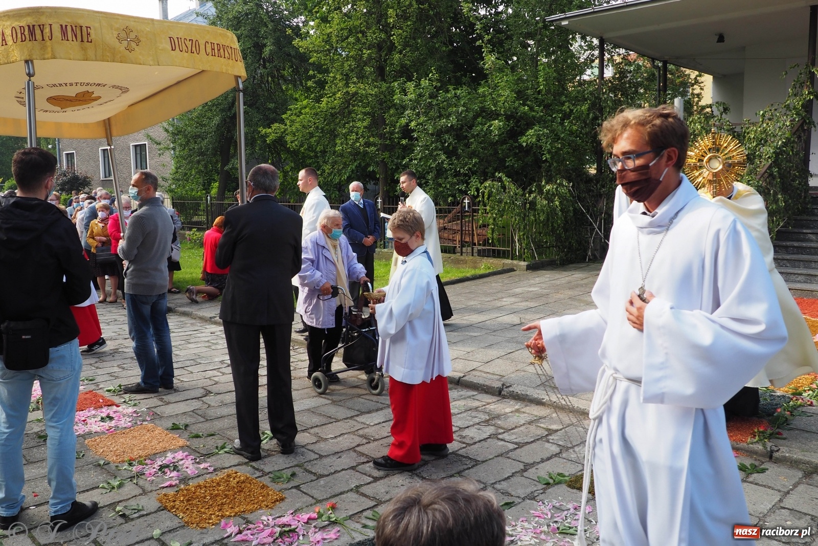 Zdjęcie w galerii na portalu naszraciborz.pl: Tak dziś przeżywano Boże Ciało w parafii Najświętszego Serca Pana Jezusa [FOTO i WIDEO]  wiadomości z regionu