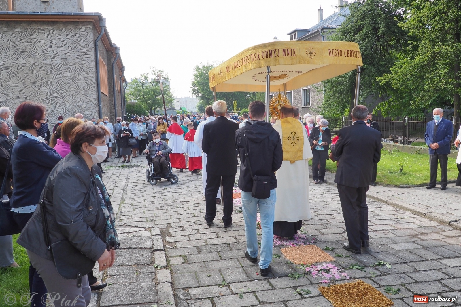 Zdjęcie w galerii na portalu naszraciborz.pl: Tak dziś przeżywano Boże Ciało w parafii Najświętszego Serca Pana Jezusa [FOTO i WIDEO]  wiadomości z regionu