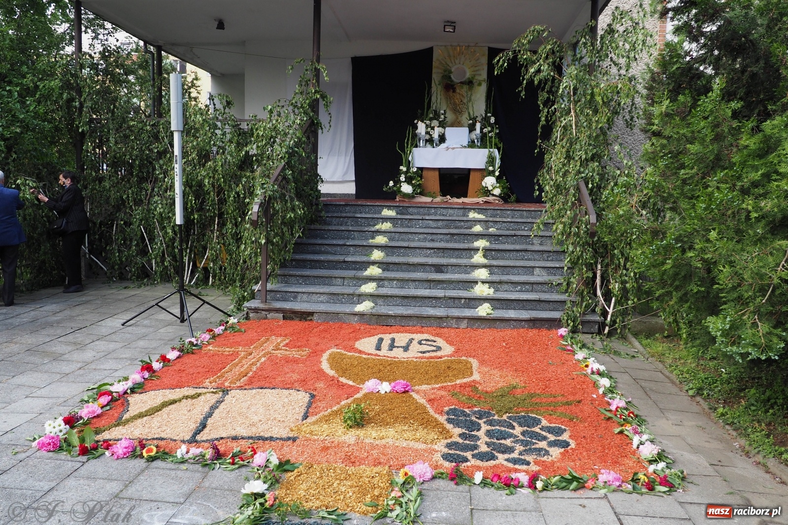 Zdjęcie w galerii na portalu naszraciborz.pl: Tak dziś przeżywano Boże Ciało w parafii Najświętszego Serca Pana Jezusa [FOTO i WIDEO]  wiadomości z regionu