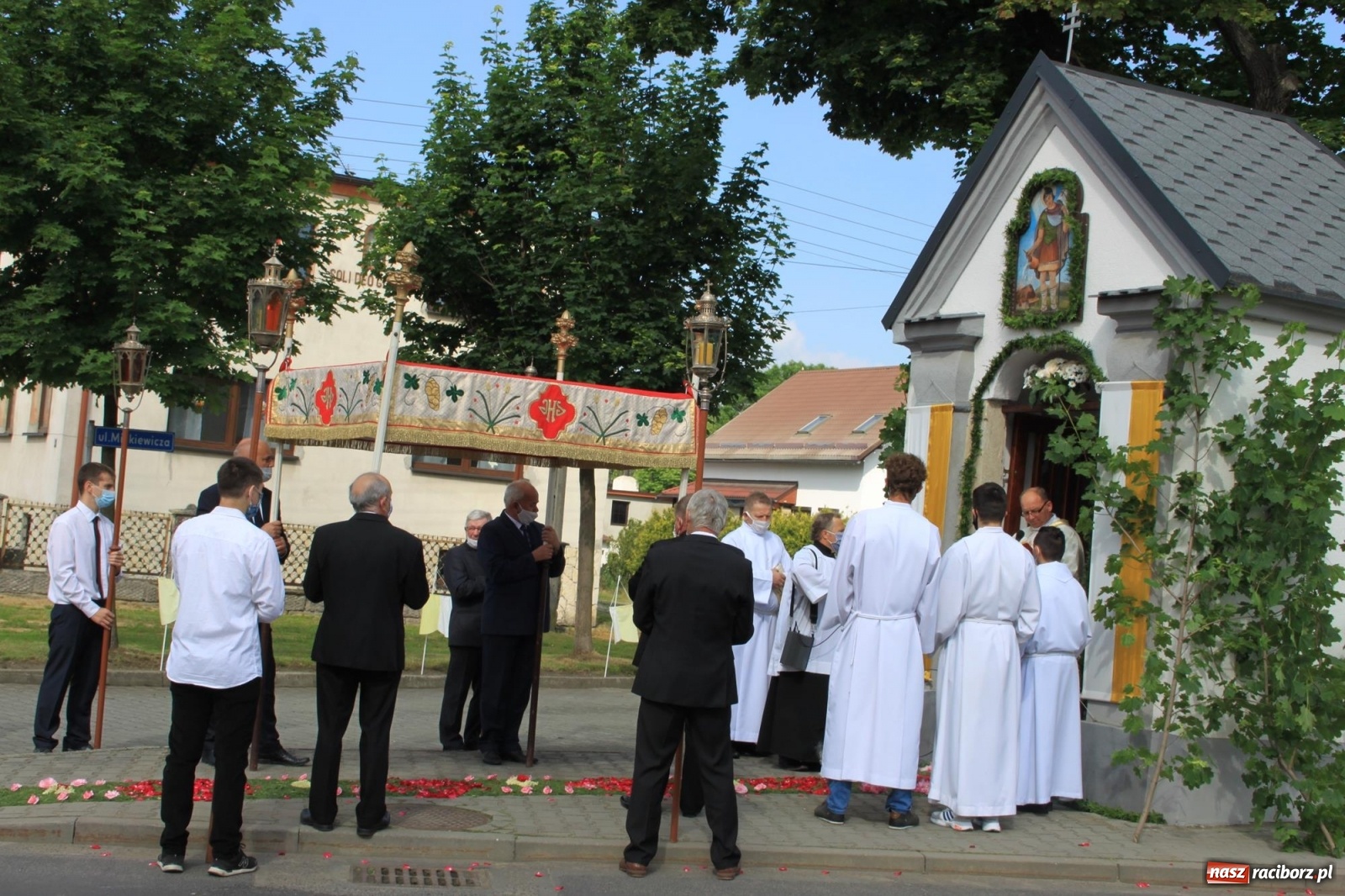 Zdjęcie w galerii na portalu naszraciborz.pl: W Wojnowicach Boże Ciało do czterech kaplic [FOTO] wiadomości z regionu