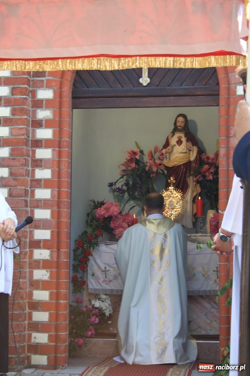 Zdjęcie w galerii na portalu naszraciborz.pl: W Wojnowicach Boże Ciało do czterech kaplic [FOTO] wiadomości z regionu