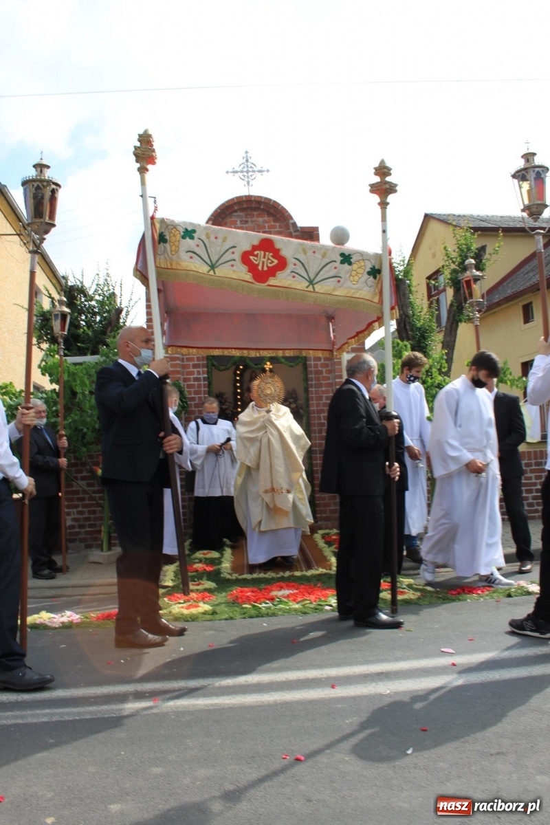 Zdjęcie w galerii na portalu naszraciborz.pl: W Wojnowicach Boże Ciało do czterech kaplic [FOTO] wiadomości z regionu