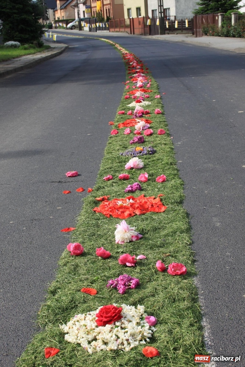 Zdjęcie w galerii na portalu naszraciborz.pl: W Wojnowicach Boże Ciało do czterech kaplic [FOTO] wiadomości z regionu