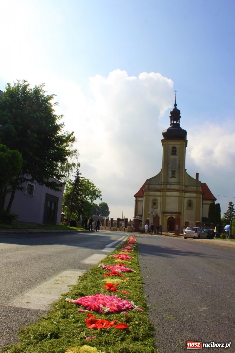 Zdjęcie w galerii na portalu naszraciborz.pl: W Wojnowicach Boże Ciało do czterech kaplic [FOTO] wiadomości z regionu