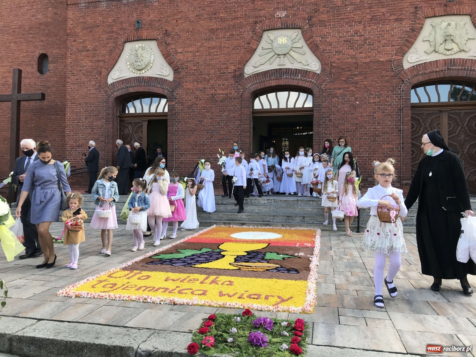 Zdjęcie w galerii na portalu naszraciborz.pl: Ołtarz Bożego Ciała przy grobie Oblubienicy Krzyża, kandydatki na ołtarze [FOTO i WIDEO] wiadomości z regionu