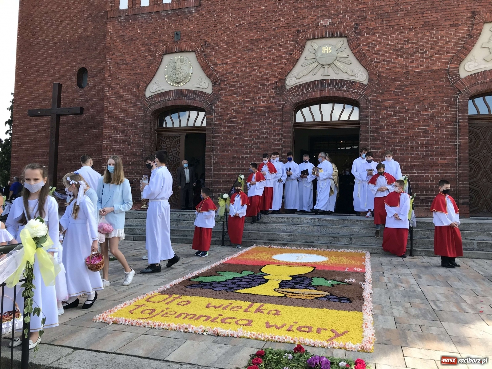 Zdjęcie w galerii na portalu naszraciborz.pl: Ołtarz Bożego Ciała przy grobie Oblubienicy Krzyża, kandydatki na ołtarze [FOTO i WIDEO] wiadomości z regionu