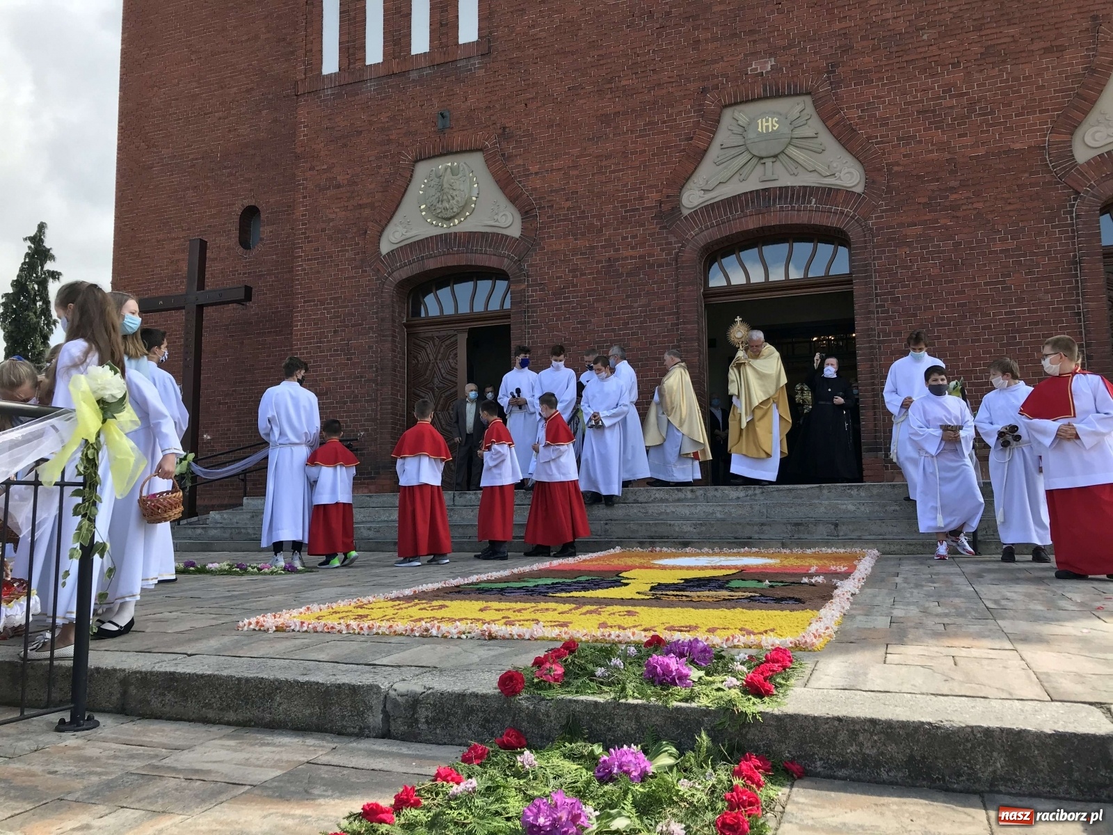 Zdjęcie w galerii na portalu naszraciborz.pl: Ołtarz Bożego Ciała przy grobie Oblubienicy Krzyża, kandydatki na ołtarze [FOTO i WIDEO] wiadomości z regionu