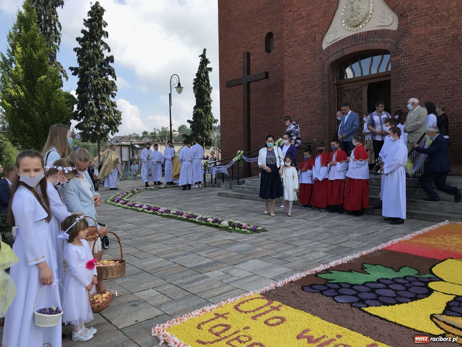 Zdjęcie w galerii na portalu naszraciborz.pl: Ołtarz Bożego Ciała przy grobie Oblubienicy Krzyża, kandydatki na ołtarze [FOTO i WIDEO] wiadomości z regionu