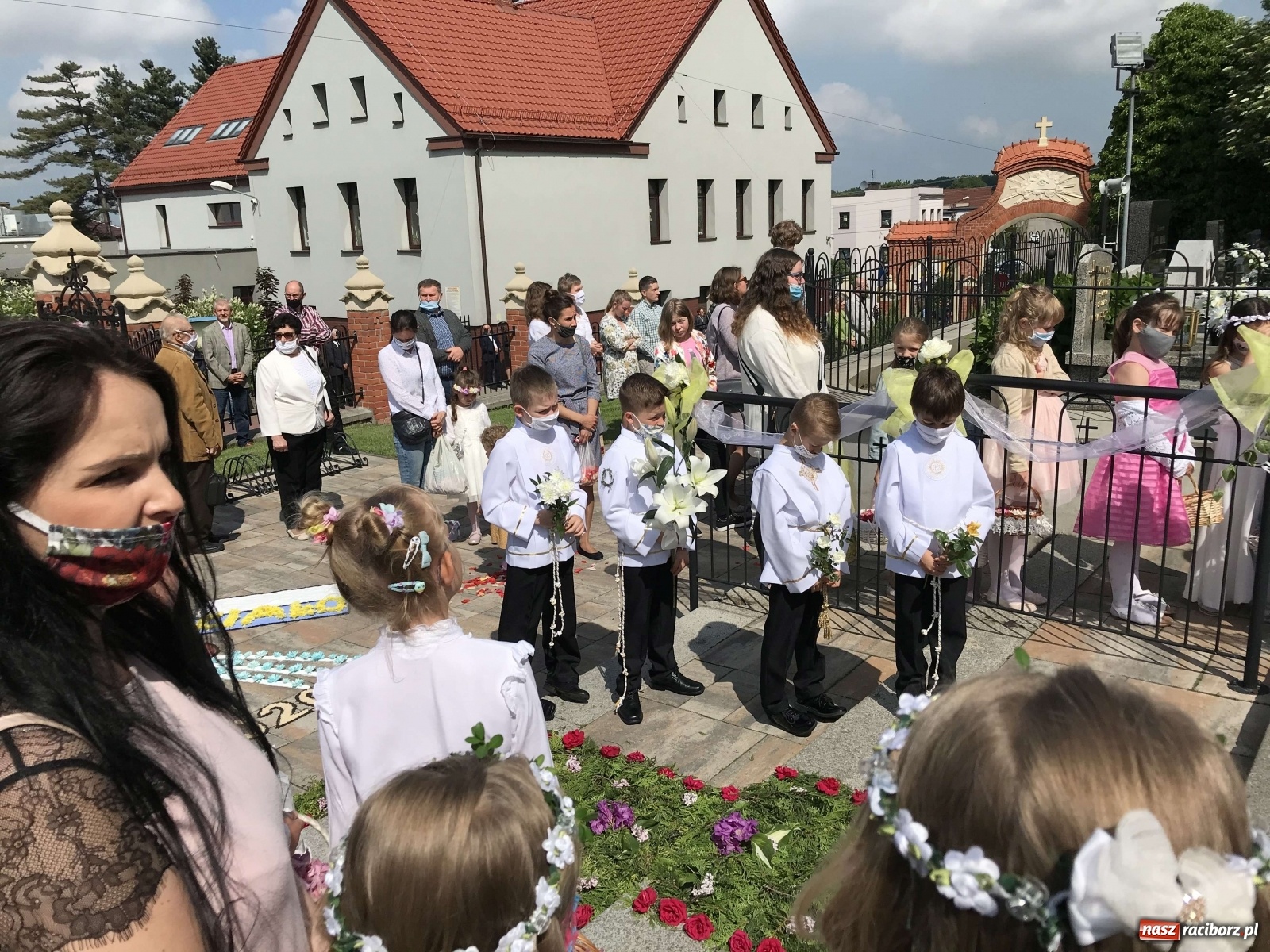 Zdjęcie w galerii na portalu naszraciborz.pl: Ołtarz Bożego Ciała przy grobie Oblubienicy Krzyża, kandydatki na ołtarze [FOTO i WIDEO] wiadomości z regionu
