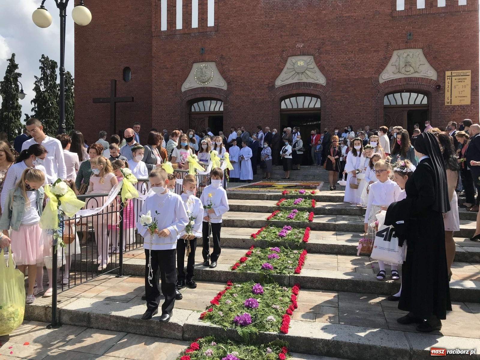 Zdjęcie w galerii na portalu naszraciborz.pl: Ołtarz Bożego Ciała przy grobie Oblubienicy Krzyża, kandydatki na ołtarze [FOTO i WIDEO] wiadomości z regionu