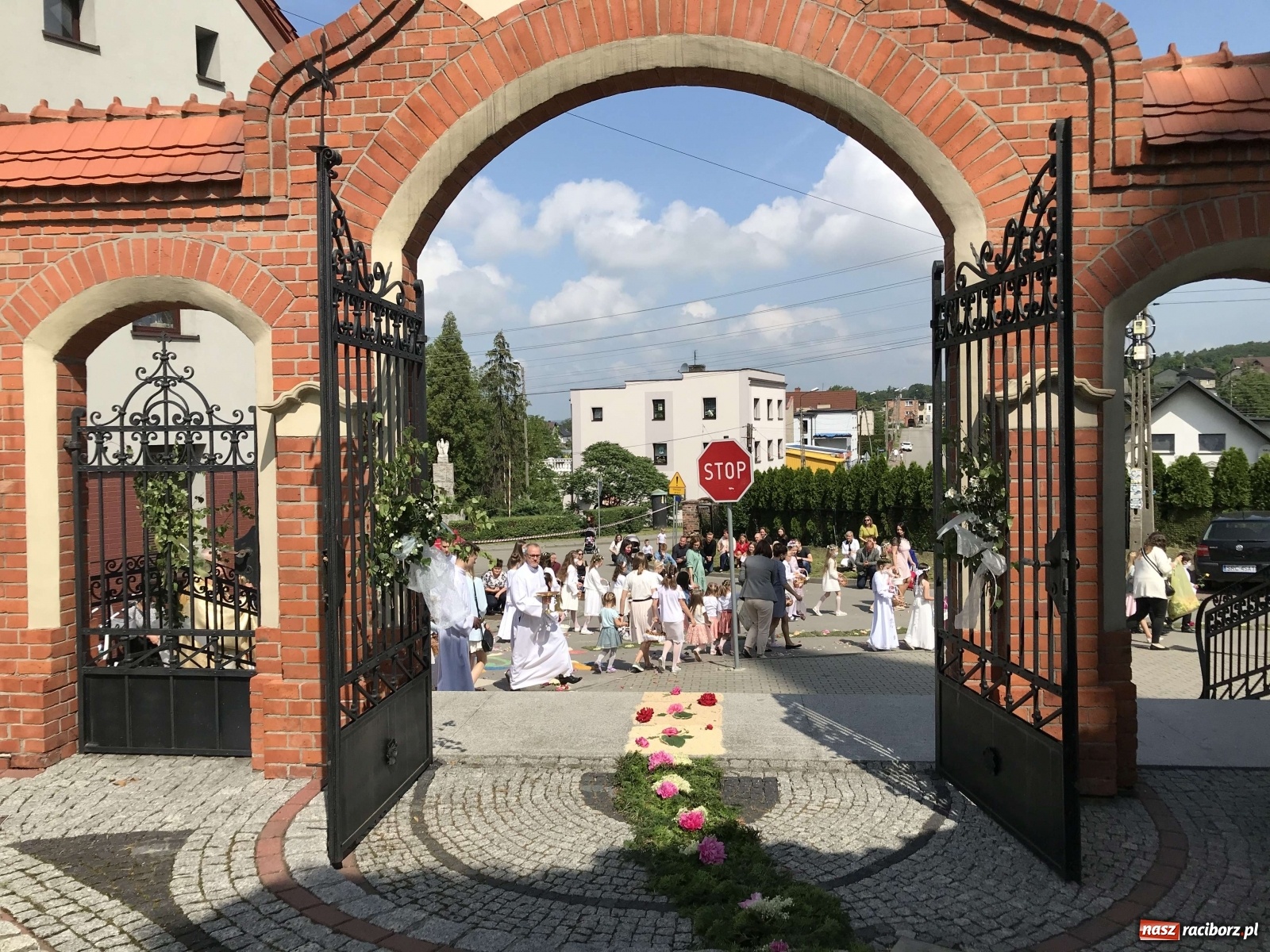 Zdjęcie w galerii na portalu naszraciborz.pl: Ołtarz Bożego Ciała przy grobie Oblubienicy Krzyża, kandydatki na ołtarze [FOTO i WIDEO] wiadomości z regionu